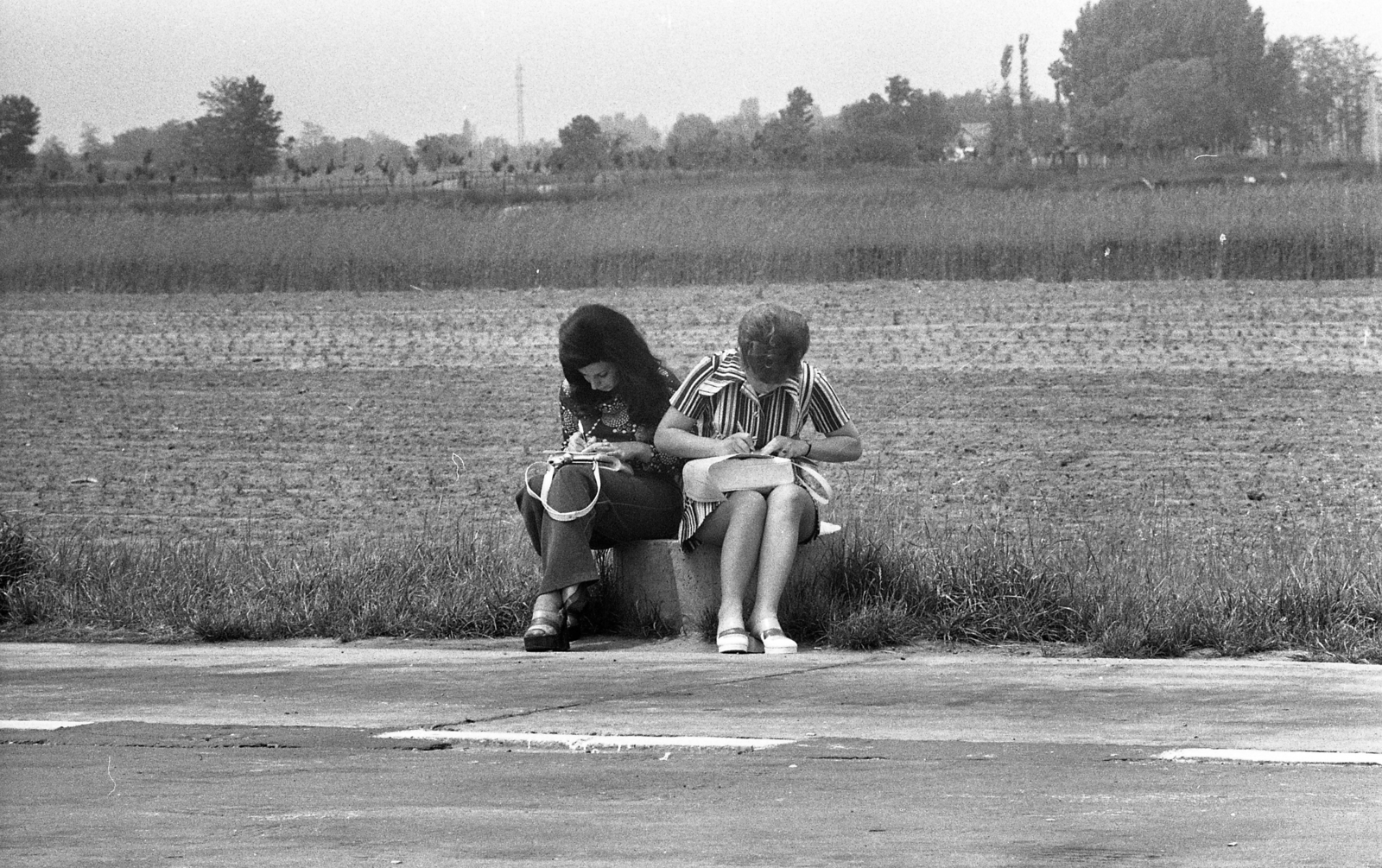 Hungary, Röszke, határátkelő., 1973, Urbán Tamás, writing, customs control, Fortepan #88374