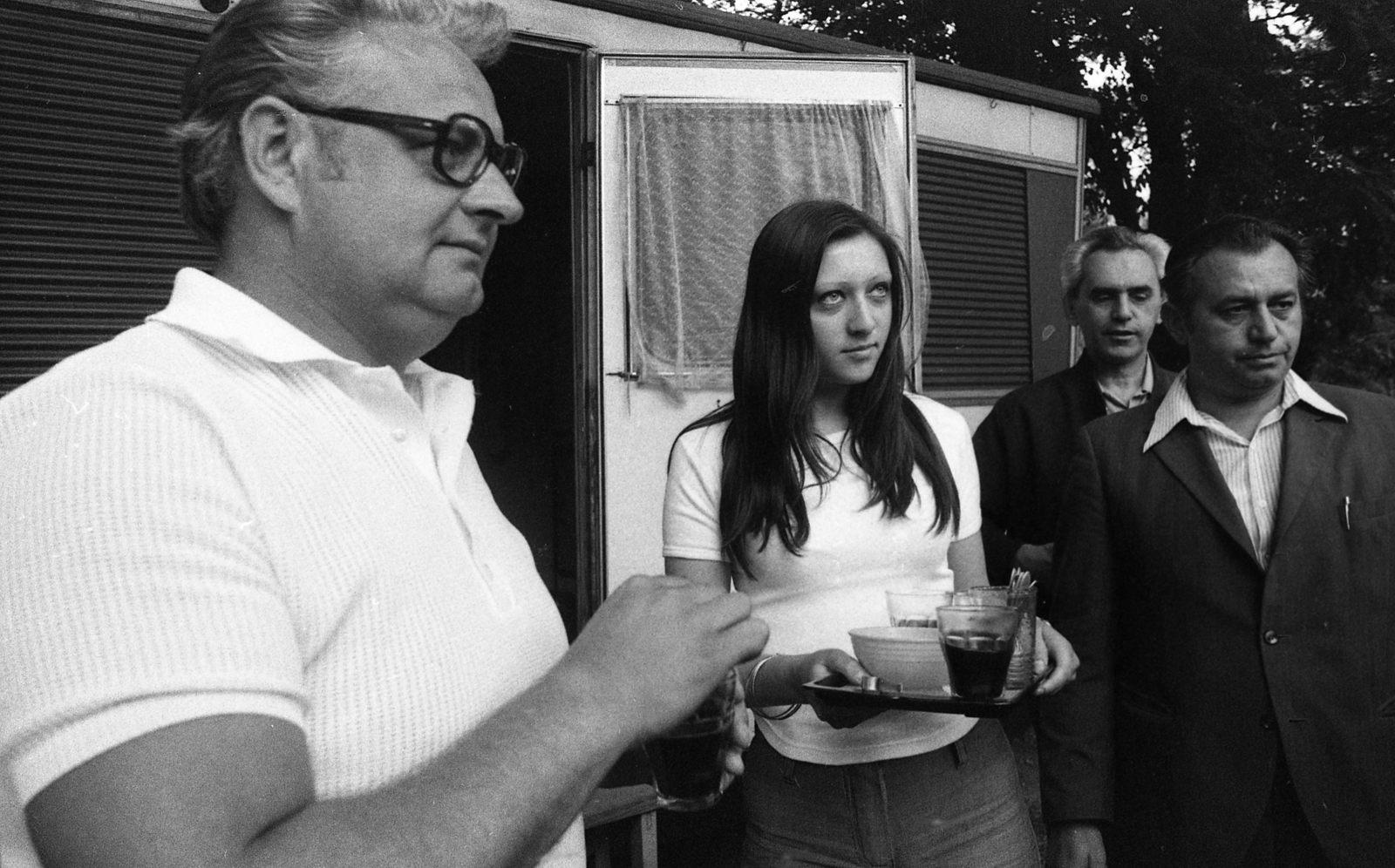 Hungary, People's Park, Budapest X., gépjárművezető vizsgabiztosok kávészüneten., 1974, Urbán Tamás, glasses, coffee, jacket, Budapest, shirt, tray, Fortepan #88392
