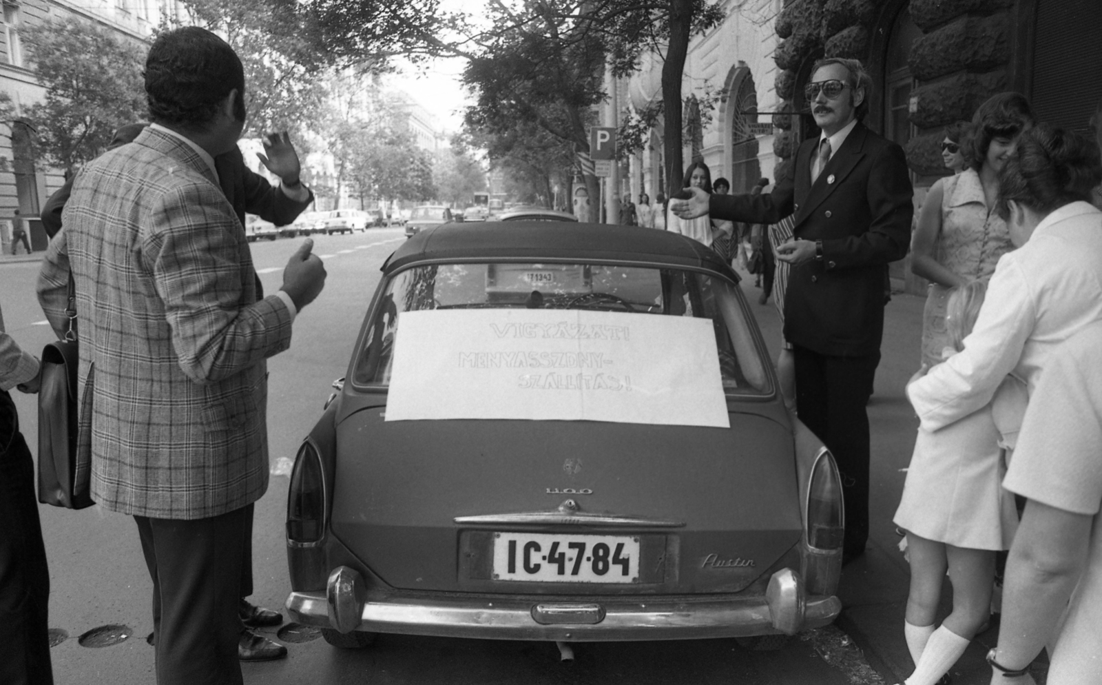 Magyarország, Budapest V., Vértanúk tere (Ságvári tér) a Nádor (Münnich Ferenc) utca felé nézve., 1976, Urbán Tamás, esküvő, brit gyártmány, felirat, Austin-márka, automobil, rendszám, Austin Morris 1100, Budapest, üzenet, Fortepan #88404