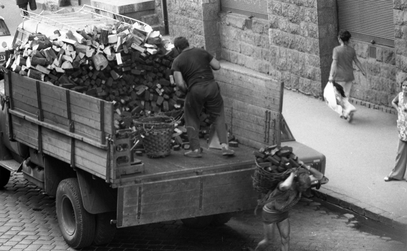 Hungary, Budapest II., Retek utca, szenesemberek német brikettet hordanak az 5. számú háznál., 1974, Urbán Tamás, commercial vehicle, coal, Budapest, coal basket, coalman, briquette, Fortepan #88407