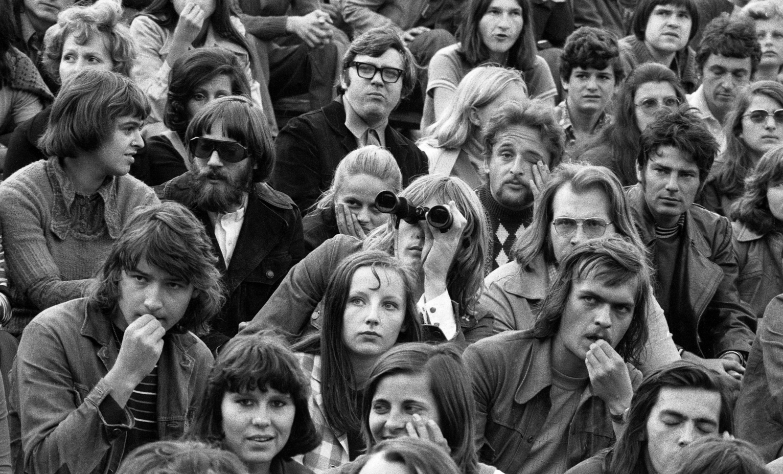 Hungary, Budapest XIV., Istvánmezei út, Kisstadion., 1974, Urbán Tamás, beat era, glasses, moustache, shades, telescope, leather jacket, hippie, Budapest, long-haired, sunflower seeds, Fortepan #88421