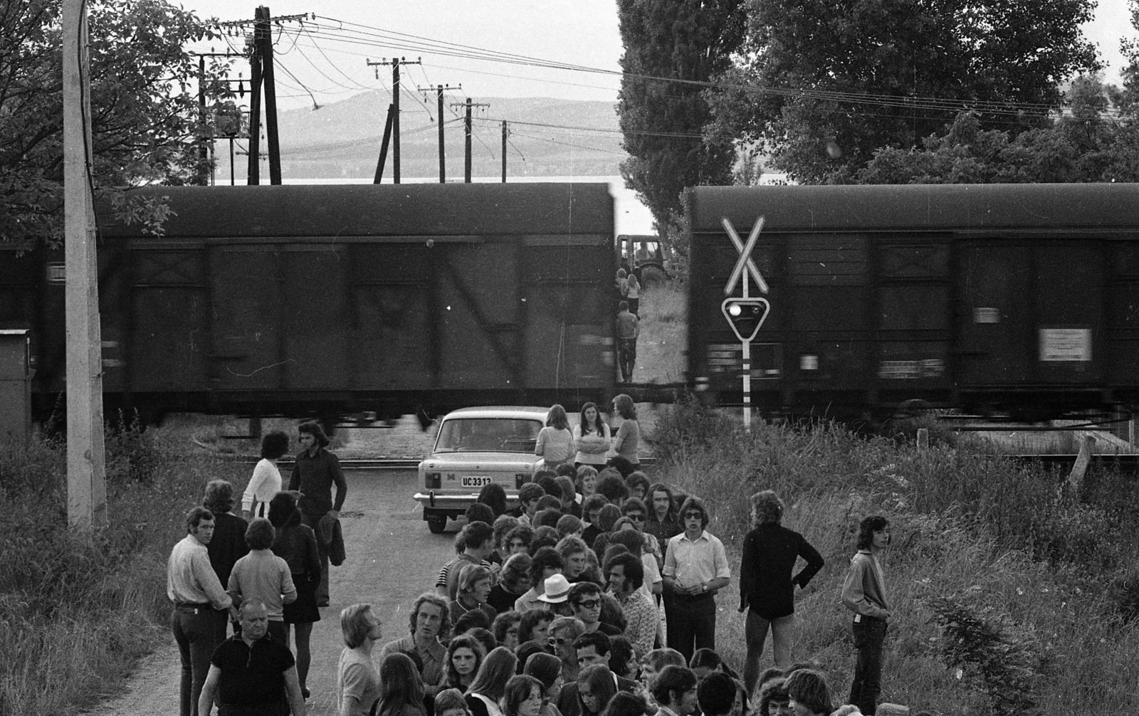 Magyarország, Balatonszárszó, Kaza utca a 7-es főút felől a Hullám kemping bejárata felé., 1974, Urbán Tamás, vasút, Polski Fiat 125p, vasúti átkelő, Fortepan #88430