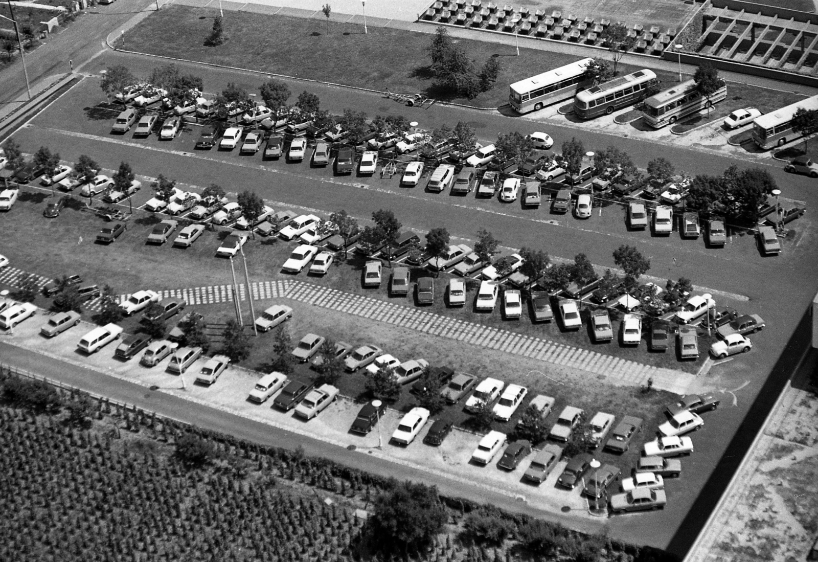 Hungary, Balatonfüred, Deák Ferenc utca, Hotel Annabella parkolója., 1974, Urbán Tamás, aerial photo, Fortepan #88435