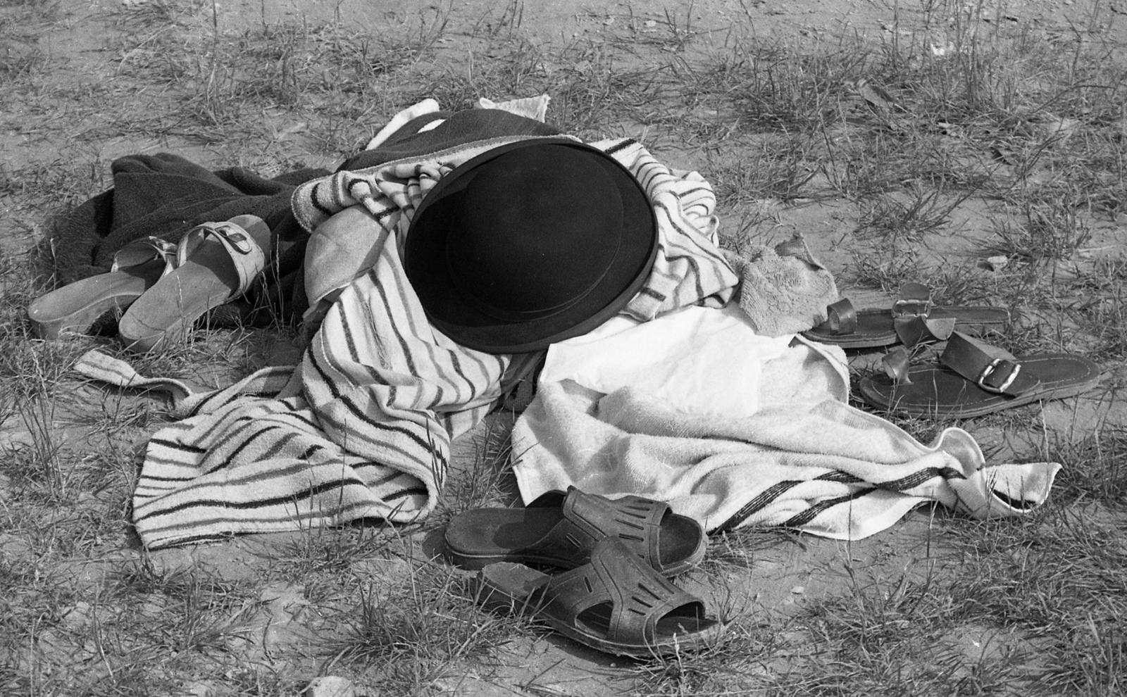 Hungary, Balatonvilágos, Balatonaliga, KISZ építőtábor., 1974, Urbán Tamás, bowler hat, slippers, plaid, still life, striped dress, Fortepan #88439