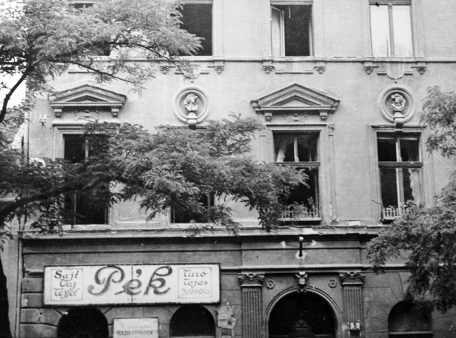Hungary, Budapest VIII., Illés (Romanelli) utca 3., 1940, Homoródy Károly, sign-board, Budapest, bakery, baking man, Fortepan #8844