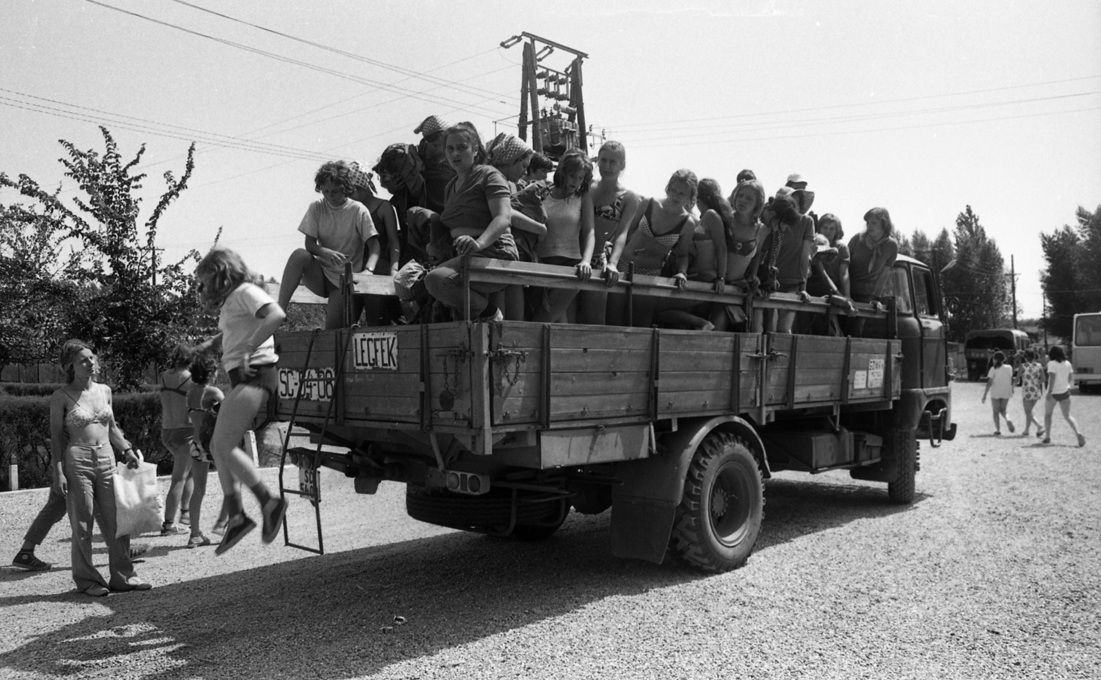 Magyarország, Lakitelek, Tőserdő, Bagi Ilona KISZ építőtábor. Táborlakók a munkanap végén., 1974, Urbán Tamás, német gyártmány, teherautó, IFA-márka, tornacipő, IFA W50, építőtábor, Fortepan #88447