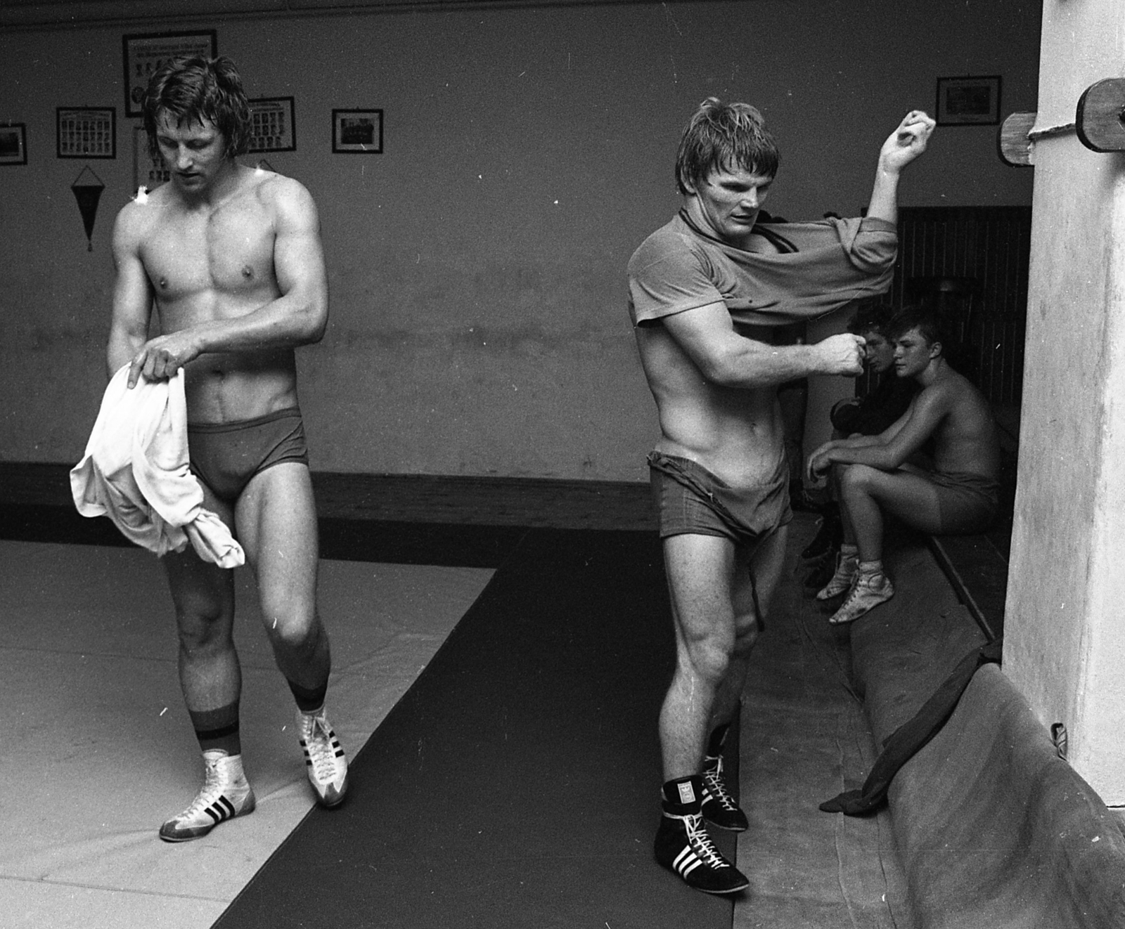 Hungary, Budapest VIII., Magdolna (Koltói Anna) utca 5-7., a Vasas Szakszervezet Székháza. Az alagsori tornatermben működő Vasas birkózó klub. Balra Hegedűs Csaba, olimpiai bajnok birkózó., 1974, Urbán Tamás, celebrity, muscle, Budapest, half-naked, Fortepan #88452