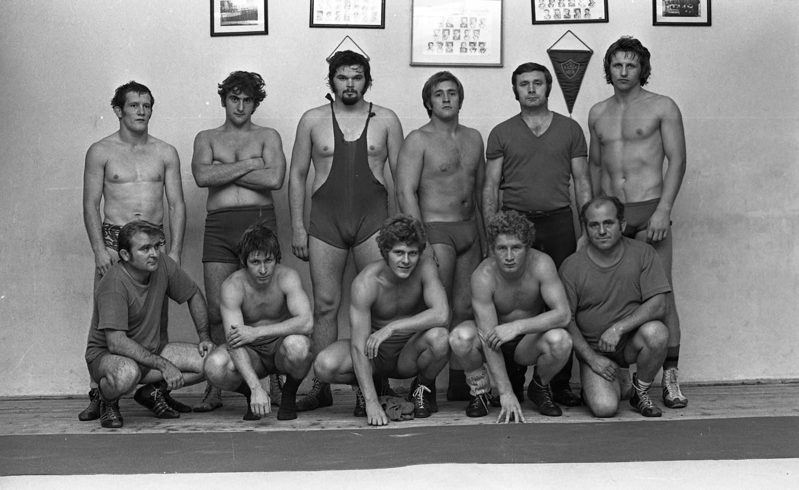 Hungary, Budapest VIII., Magdolna (Koltói Anna) utca 5-7., a Vasas Szakszervezet Székháza. Az alagsori tornatermben működő Vasas birkózó klub. Jobb szélen áll Hegedűs Csaba, olimpiai bajnok birkózó., 1974, Urbán Tamás, Budapest, Fortepan #88454
