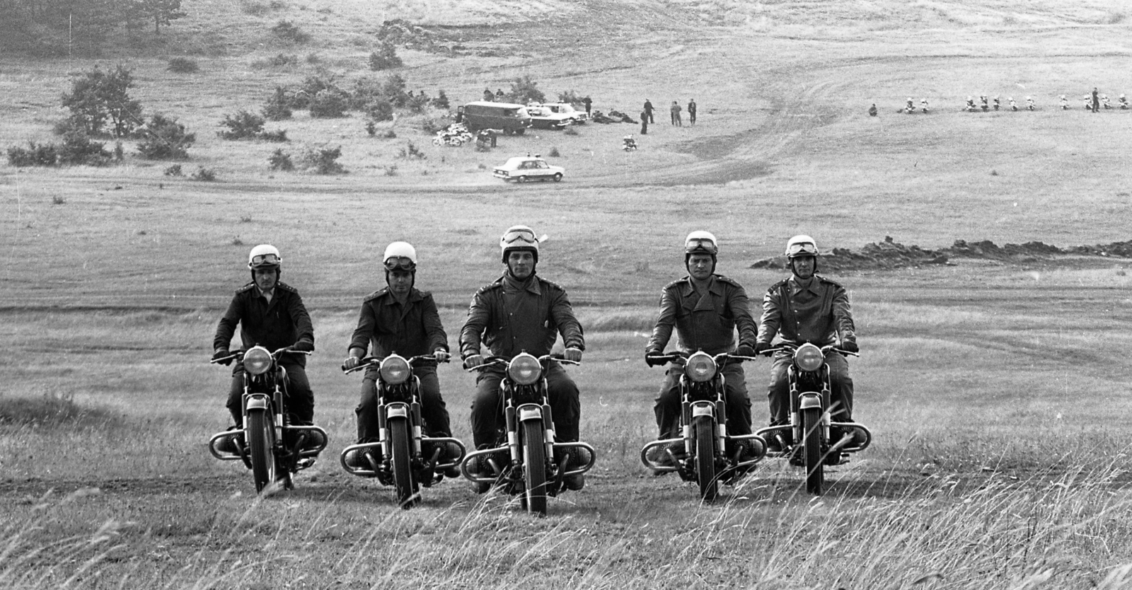 Hungary, Budaörs, Farkashegyi katlan, motocross pálya. A rendőrség díszmotoros egysége gyakorol., 1974, Urbán Tamás, crash helmet, motorcycle, Fortepan #88461
