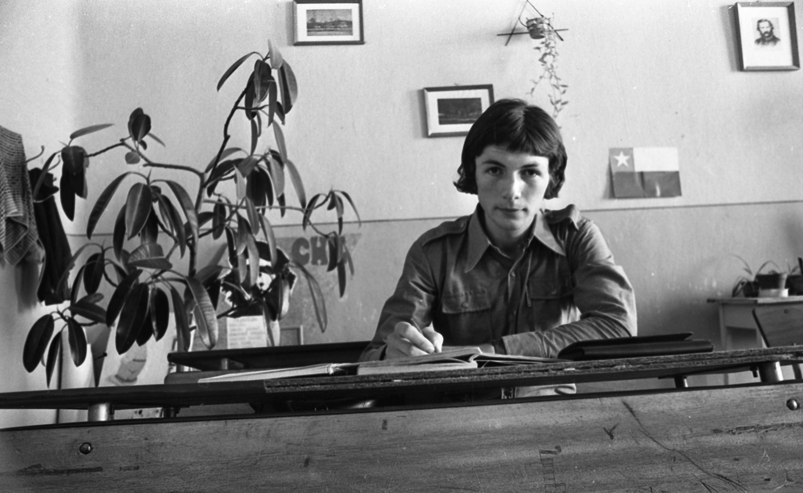 Hungary, Tata, Eötvös József Gimnázium és Kollégium., 1974, Urbán Tamás, classroom, flag, long collar, Fortepan #88476