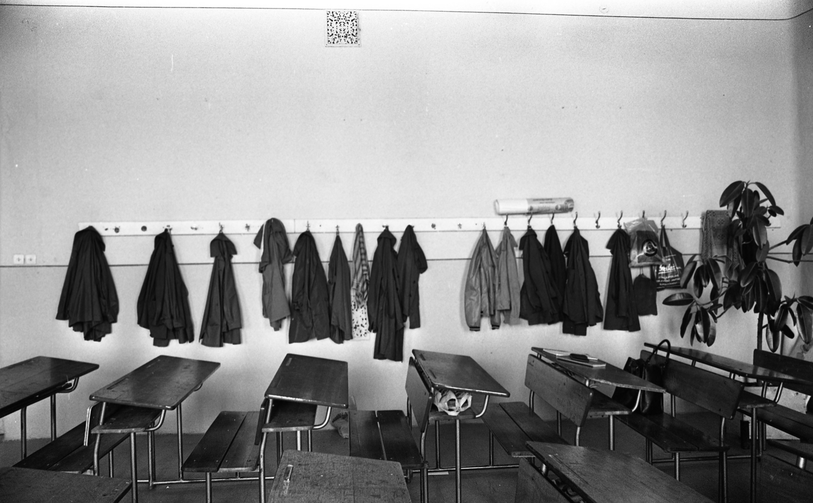 Hungary, Tata, Eötvös József Gimnázium és Kollégium., 1974, Urbán Tamás, classroom, school desk, Fortepan #88477