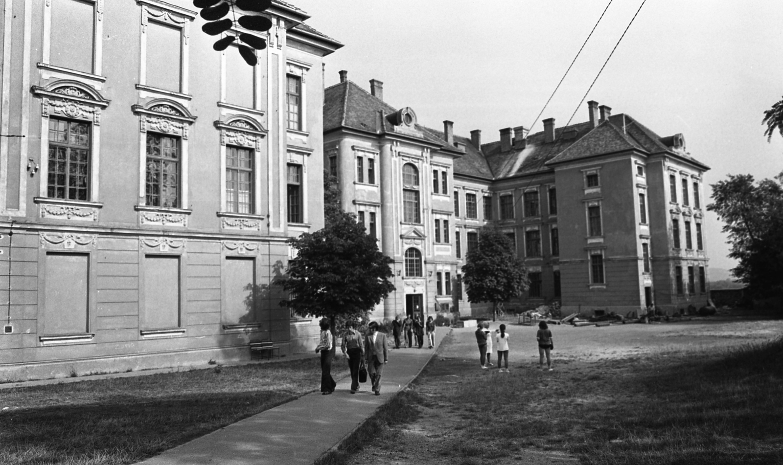 Hungary, Tata, Tanoda tér, Eötvös József Gimnázium és Kollégium., 1974, Urbán Tamás, high school, Fortepan #88478
