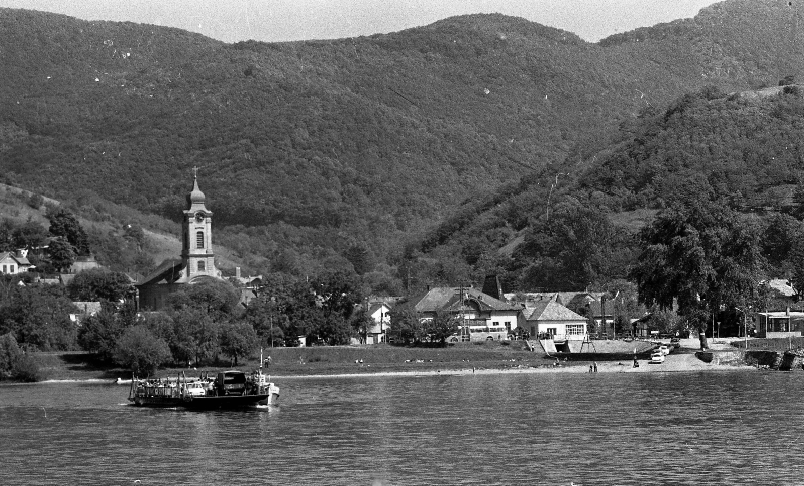 Hungary,Danube Bend, Visegrád, komp a Dunáról nézve, szemben a Keresztelő Szent János-templom., 1974, Urbán Tamás, church, ferry, river, shore, Fortepan #88480