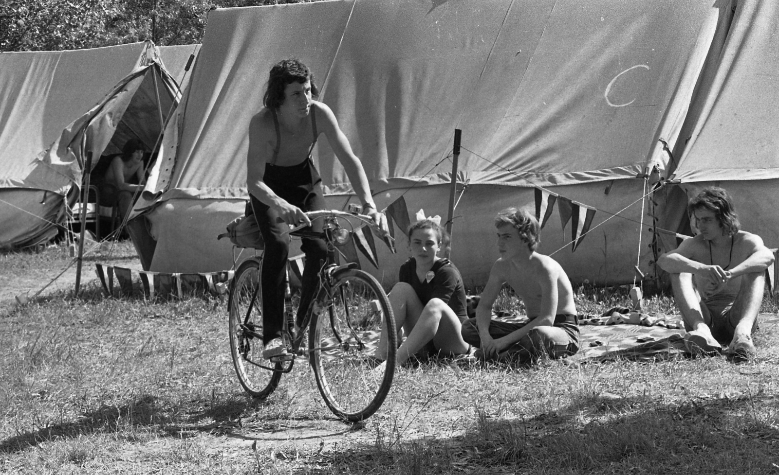 Hungary, Nagymaros, kemping, a felvétel az országjáró diákok Pest megyei találkozóján készült., 1974, Urbán Tamás, bicycle, camping site, Fortepan #88483