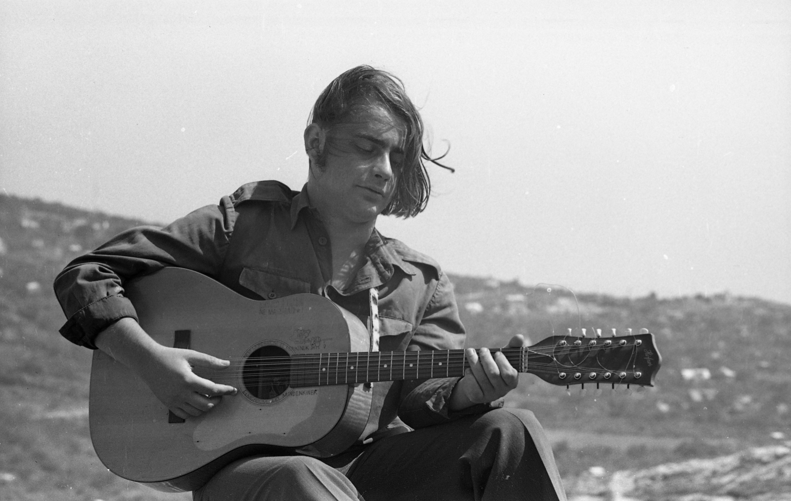 Hungary, Dinnyés József daltulajdonos., 1974, Urbán Tamás, celebrity, guitar, Fortepan #88496