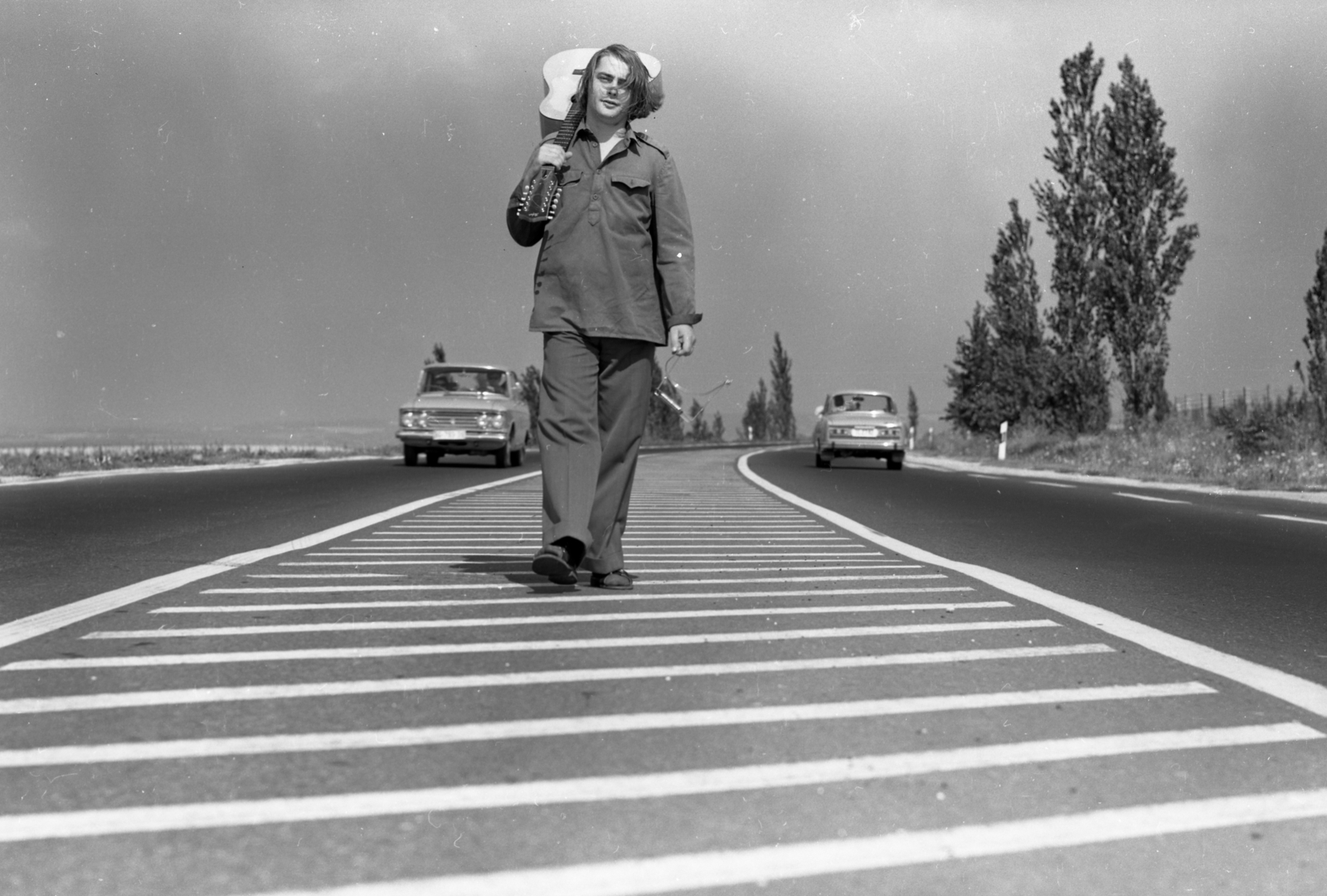 Hungary, Dinnyés József daltulajdonos., 1974, Urbán Tamás, celebrity, Moskvitch-brand, guitar, Fortepan #88497