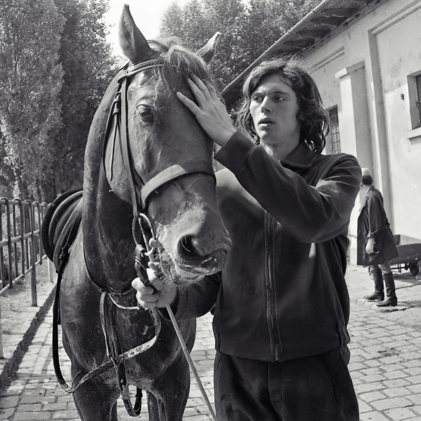 Hungary, Budapest VIII., Kerepesi út 7., Nemzeti Lovarda (Tattersall), istállósor. Kancsal Tamás későbbi olimpiai bronzérmes, világbajnok öttusázó., 1974, Urbán Tamás, Budapest, Fortepan #88524