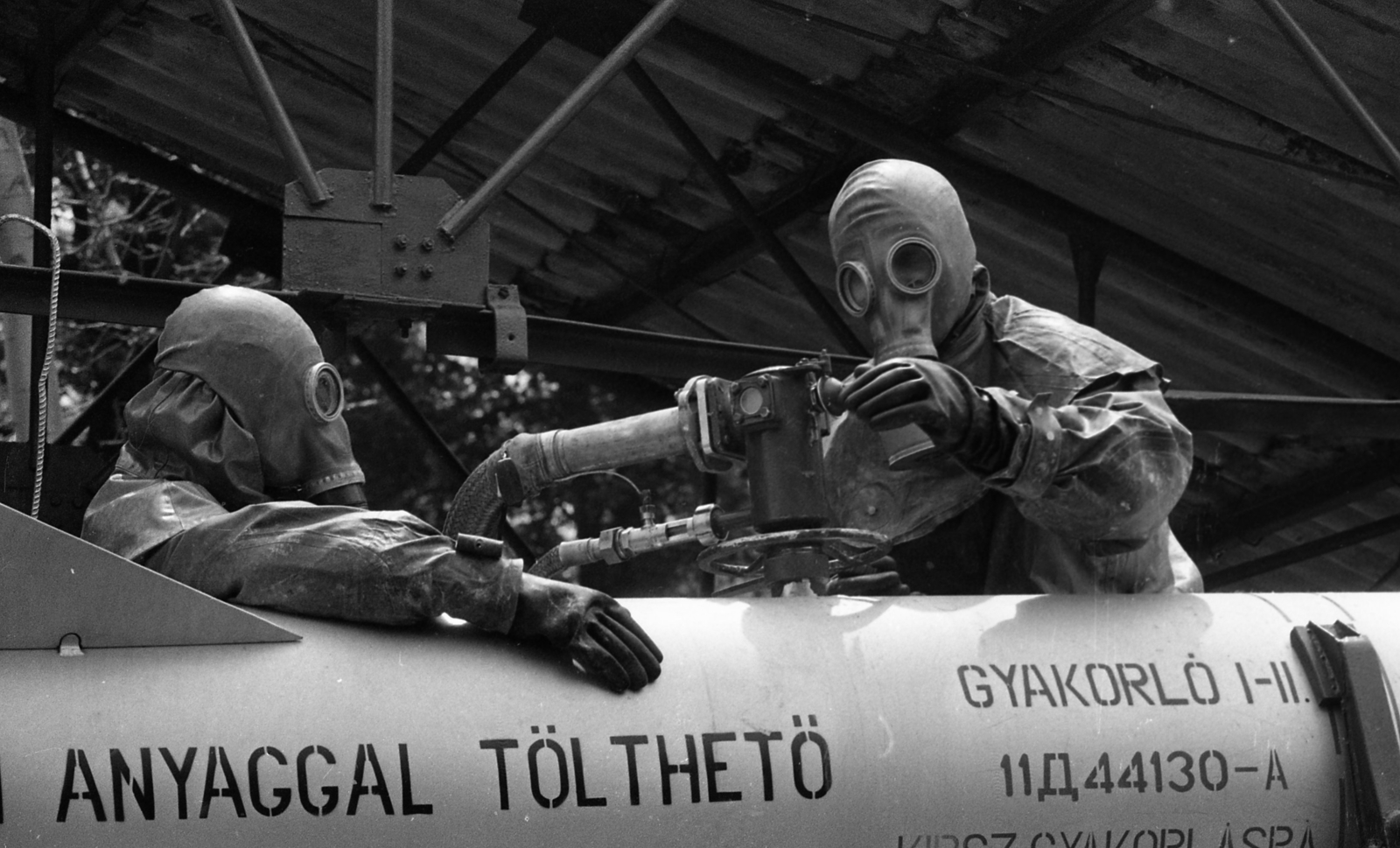 Hungary, Vértesacsa, a 11/3. honi légvédelmi tüzérosztály laktanyája, gyakorló rakéta feltöltése üzemanyaggal., 1974, Urbán Tamás, military, rocket, gas mask, practice, Fortepan #88527