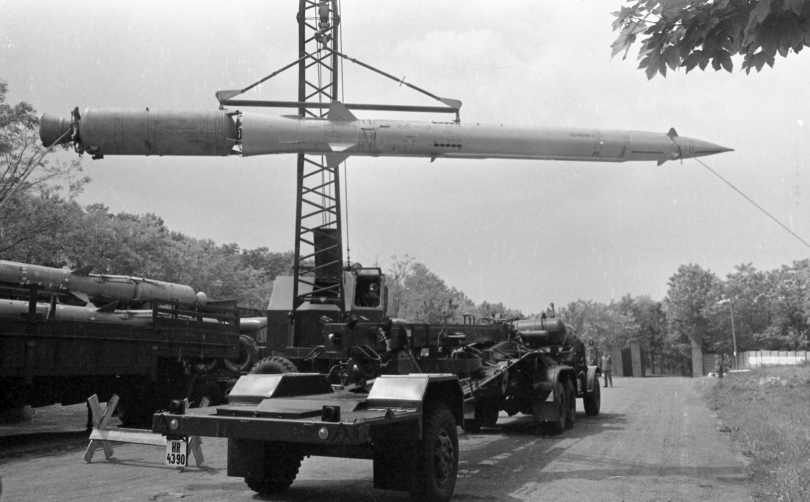 Hungary, Vértesacsa, a 11/3. honi légvédelmi tüzérosztály laktanyája, gyakorló rakéta felhelyezése a trélerre., 1974, Urbán Tamás, Soviet brand, Hungarian brand, crane, ZIL-brand, Csepel-brand, rocket, number plate, semitrailer, Fortepan #88528