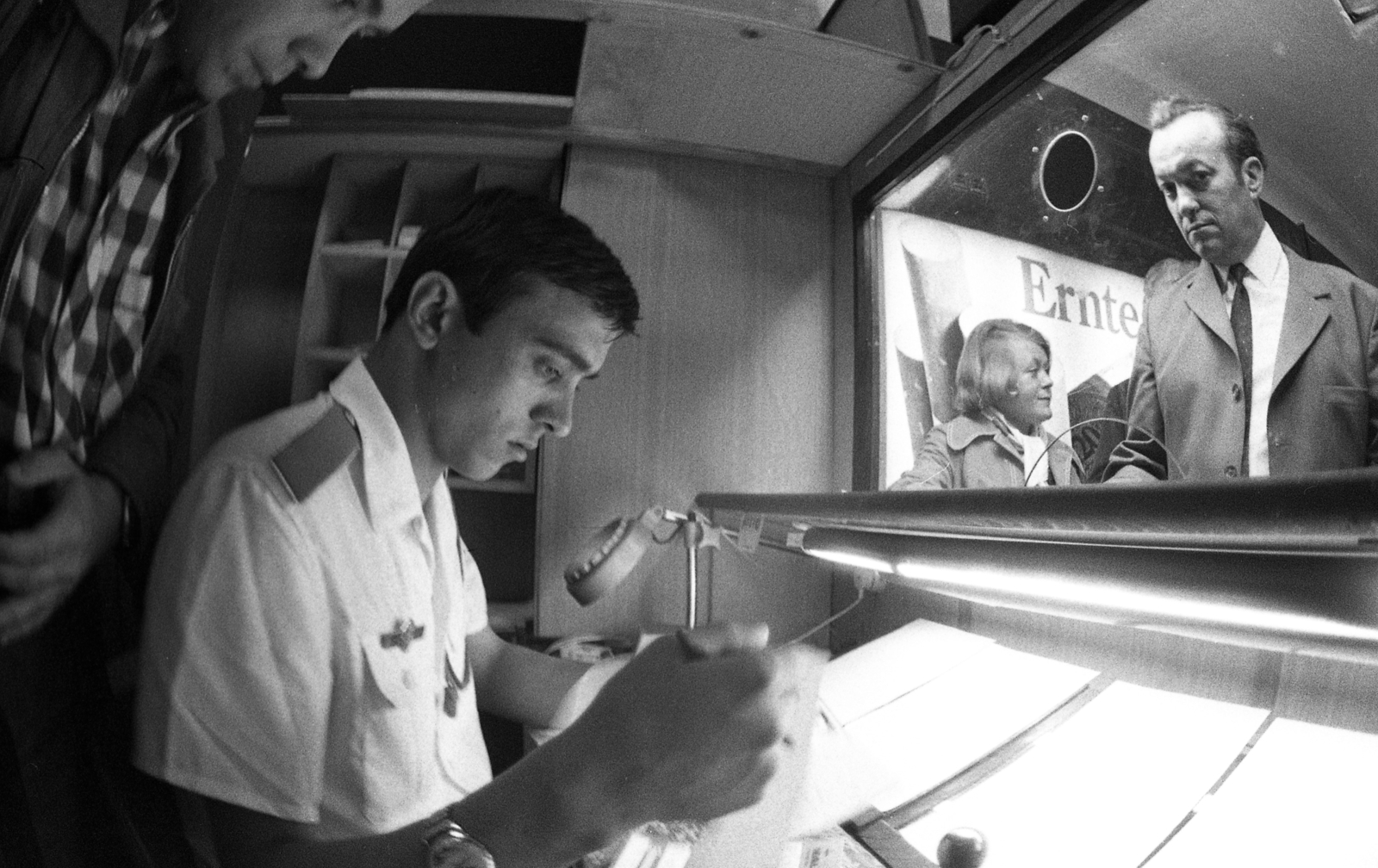 Hungary, Ferihegy (now - Ferenc Liszt) International Airport, Budapest XVIII., útlevélkezelés., 1974, Urbán Tamás, identity check, border patrol, Budapest, Fortepan #88529