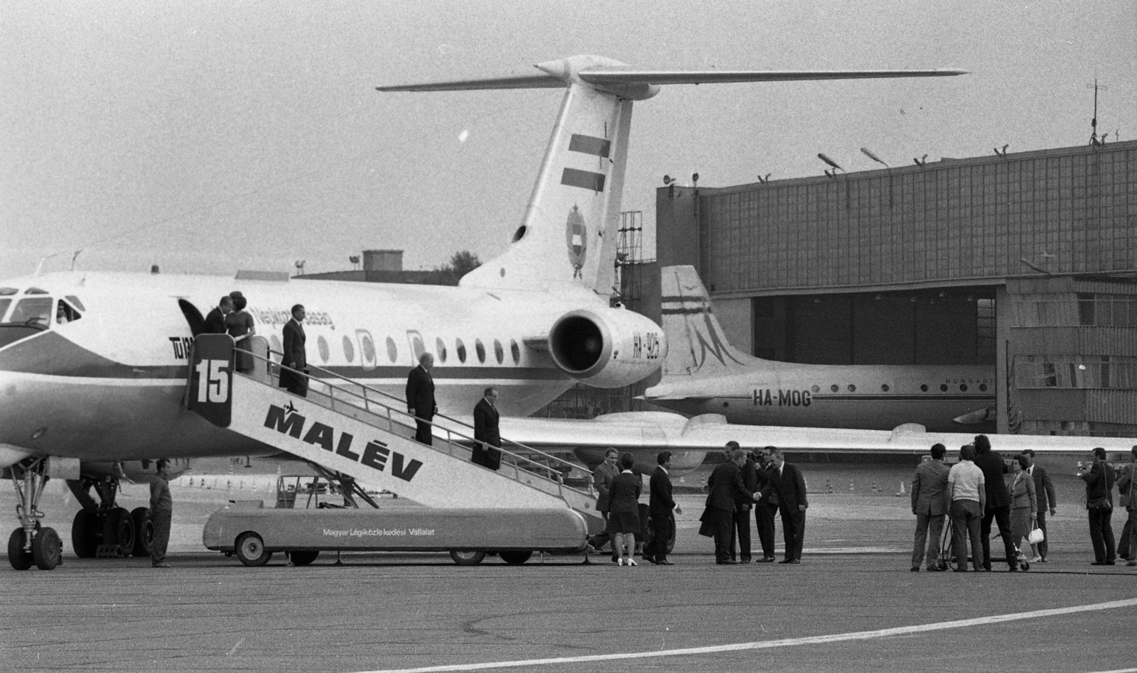 Hungary, Ferihegy (now - Ferenc Liszt) International Airport, Budapest XVIII., TU-134 típusú sugárhajtású utasszállító repülőgép, a magyar kormánygép., 1974, Urbán Tamás, Soviet brand, airplane, hangar, crest, airport, Ilyushin-brand, Hungarian Airlines, Tupolev-brand, Budapest, aircraft steps, Fortepan #88530