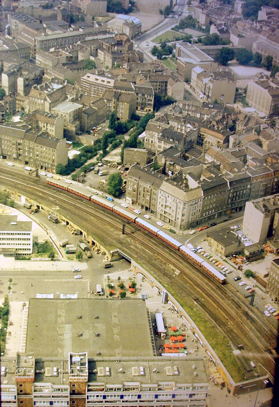 Németország, Berlin, Kelet-Berlin, Dickensstrasse., 1978, Fortepan, vasút, színes, látkép, NDK, Kelet-Berlin, madártávlat, Fortepan #8854