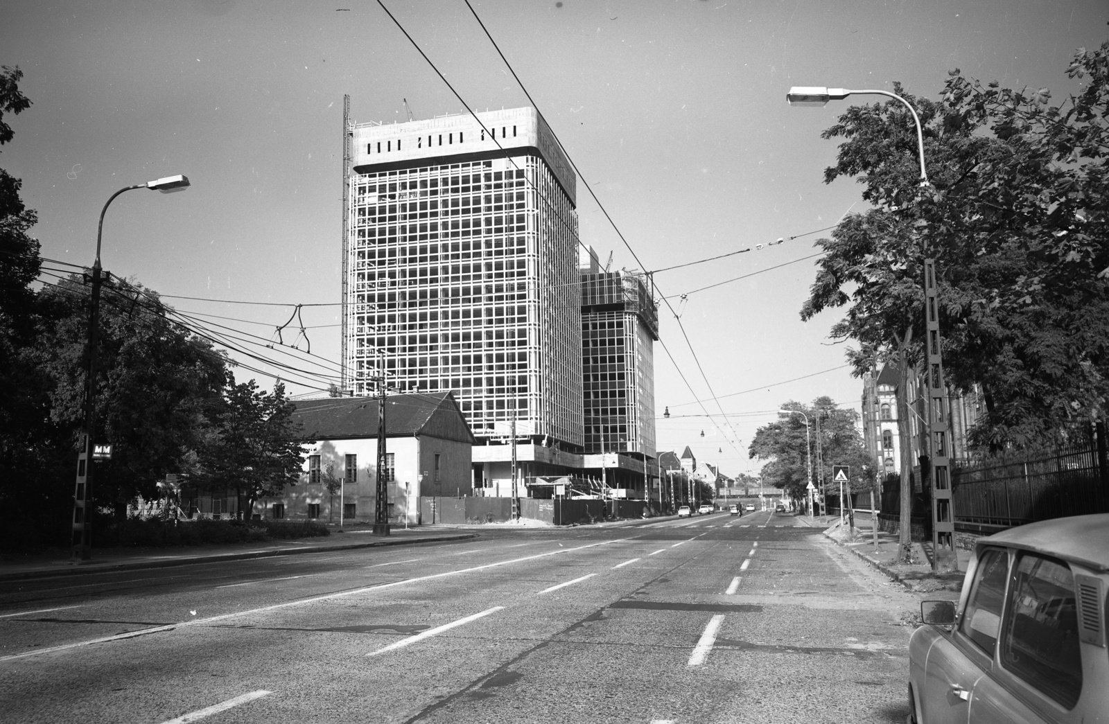 Hungary, Budapest XIV., Ajtósi Dürer sor, szemben a Hermina (Május 1.) út - Hungária körút közötti szakaszon az épülő Metalimpex-Konsumex székház., 1974, Urbán Tamás, street view, Budapest, Fortepan #88559