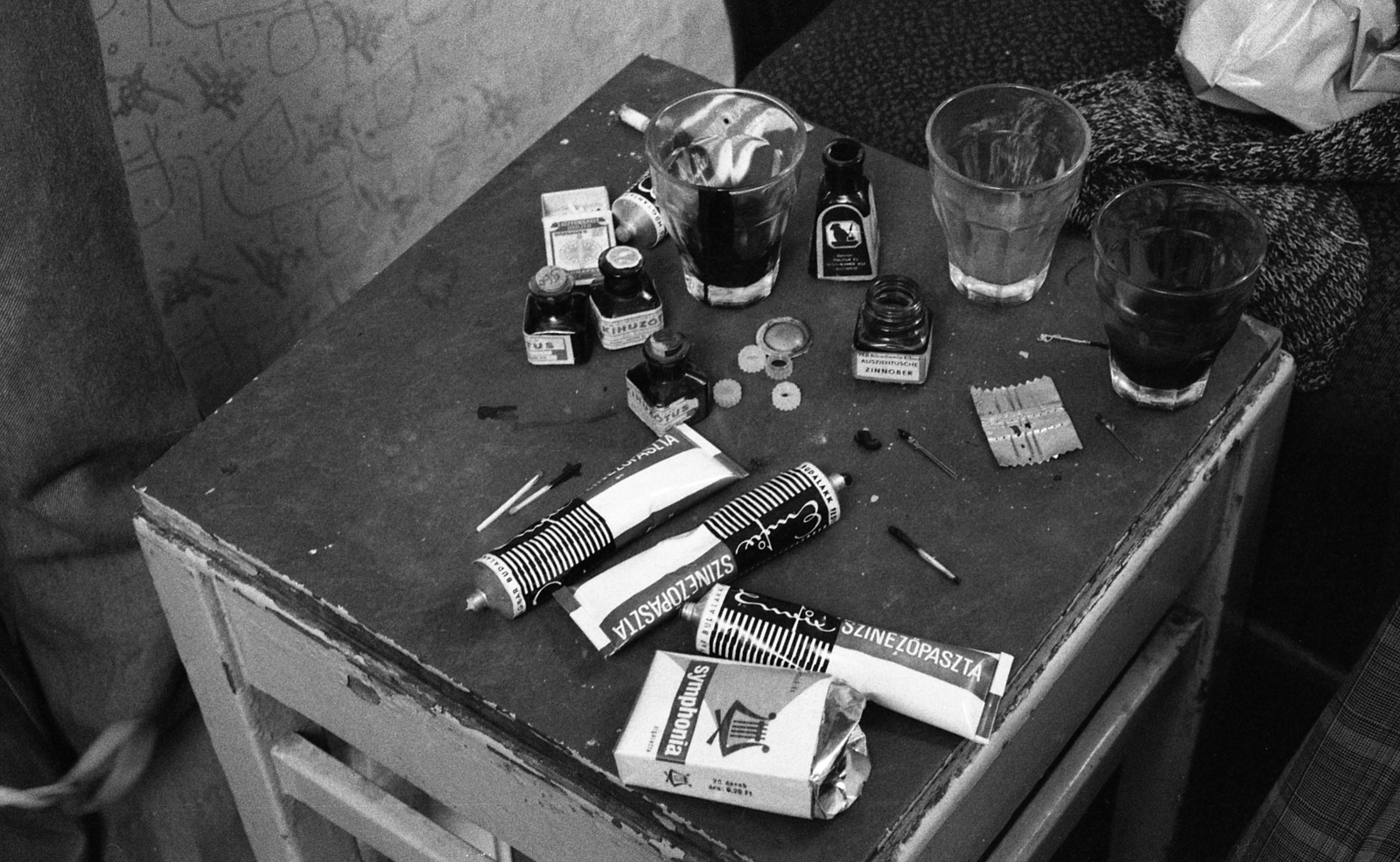 Hungary, Budapest, a felvétel a Tetoválok című fotósorozat része., 1976, Urbán Tamás, smoking, tattoo, ink blotter, cigarette, coffee, Fortepan #88568