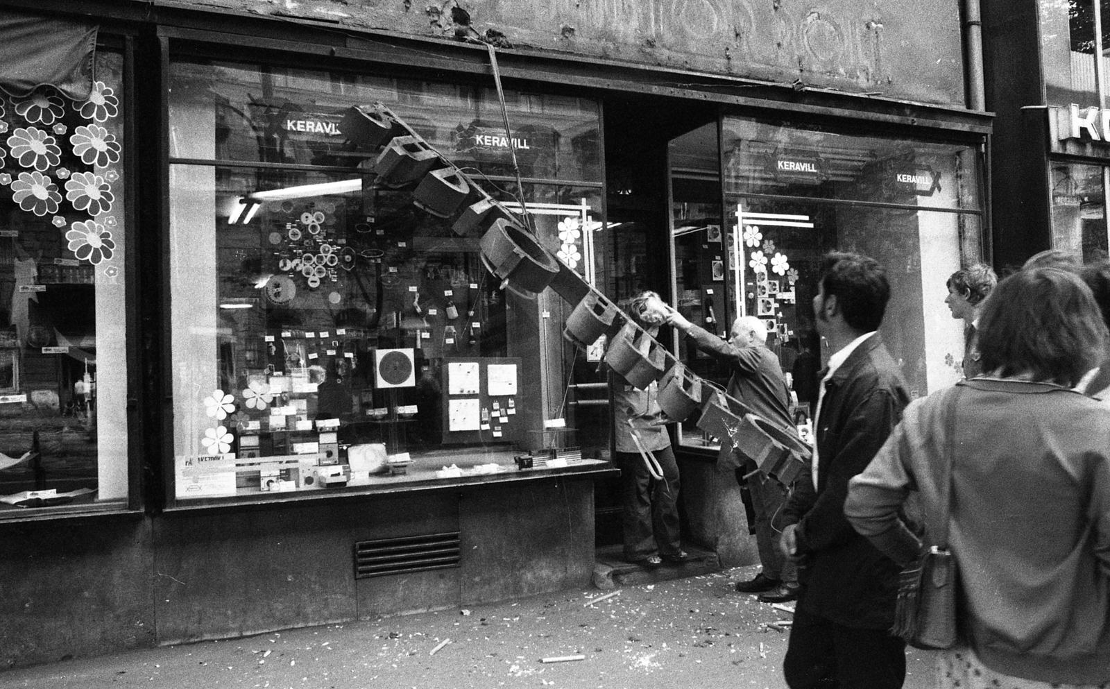 Hungary, Budapest VI., Teréz körút 20. (Lenin körút 78.), KERAVILL Rádió amatőr bolt., 1977, Urbán Tamás, Show window, label, neon sign, Budapest, Fortepan #88570