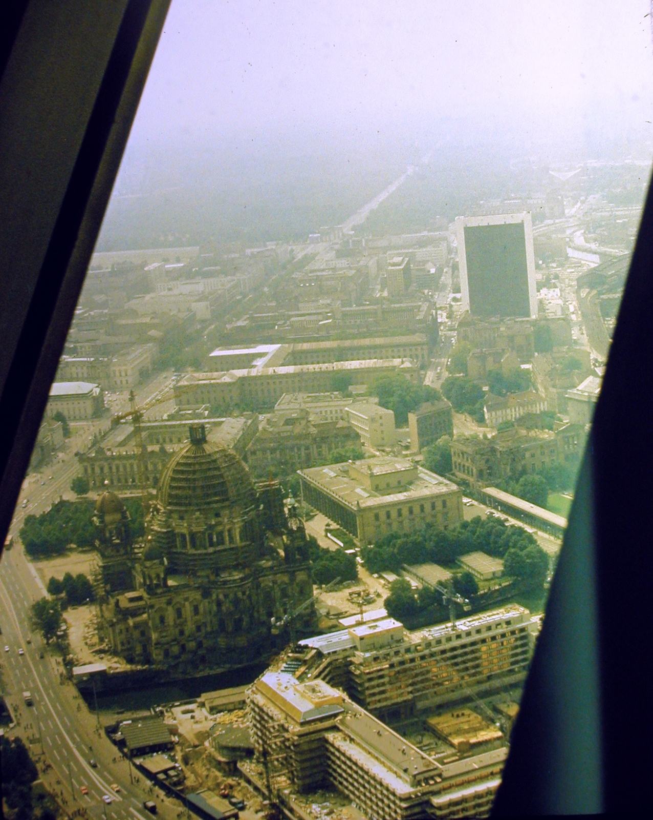 Németország, Berlin, Kelet-Berlin, a Dóm és az Unter den Linden., 1978, Fortepan, színes, látkép, múzeum, NDK, felhőkarcoló, Kelet-Berlin, modern építészet, székesegyház, neoklasszicizmus, Karl Friedrich Schinkel-terv, Julius Carl Raschdorff-terv, Erhardt Gisske-terv, madártávlat, Fortepan #8858