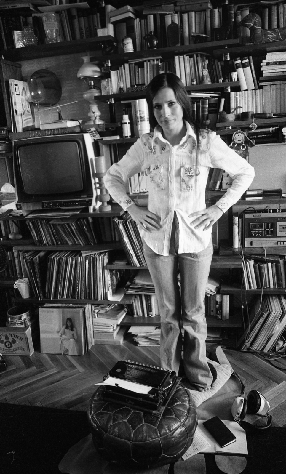 Magyarország, Koncz Zsuzsa énekesnő., 1975, Urbán Tamás, portré, írógép, beat-korszak, könyvespolc, énekes, csípőre tett kéz, Seidel&Naumann-márka, hanglemez, petróleumlámpa, fejhallgató, Fortepan #88591