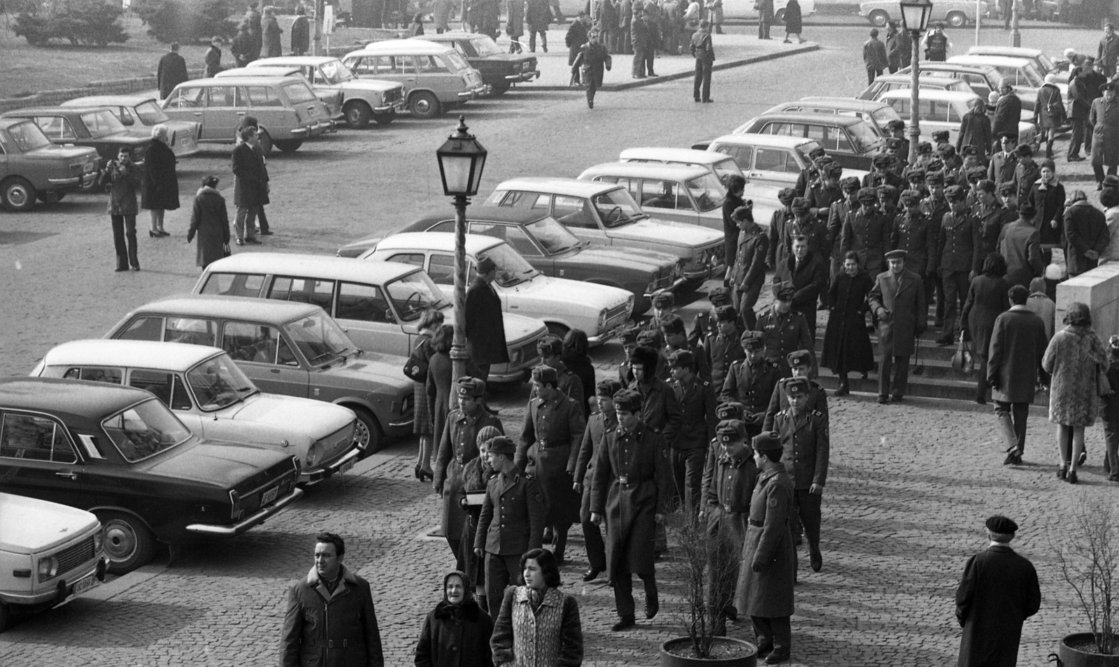 Magyarország, budai Vár, Budapest I., Szentháromság tér a Tárnok utca felé nézve., 1975, Urbán Tamás, szovjet katona, Budapest, parkoló, Fortepan #88598