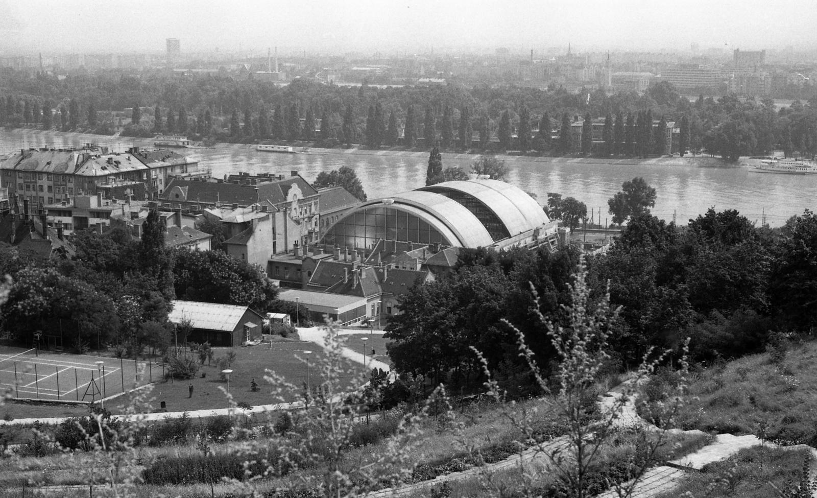 Magyarország, Budapest II., kilátás a Rózsadombról, előtérben a Komjádi uszoda, szemben a Margitsziget, a pesti oldalon Angyalföld., 1975, Urbán Tamás, uszoda, Duna, Budapest, Kelecsényi Zoltán-terv, eltolható tető, Fortepan #88608