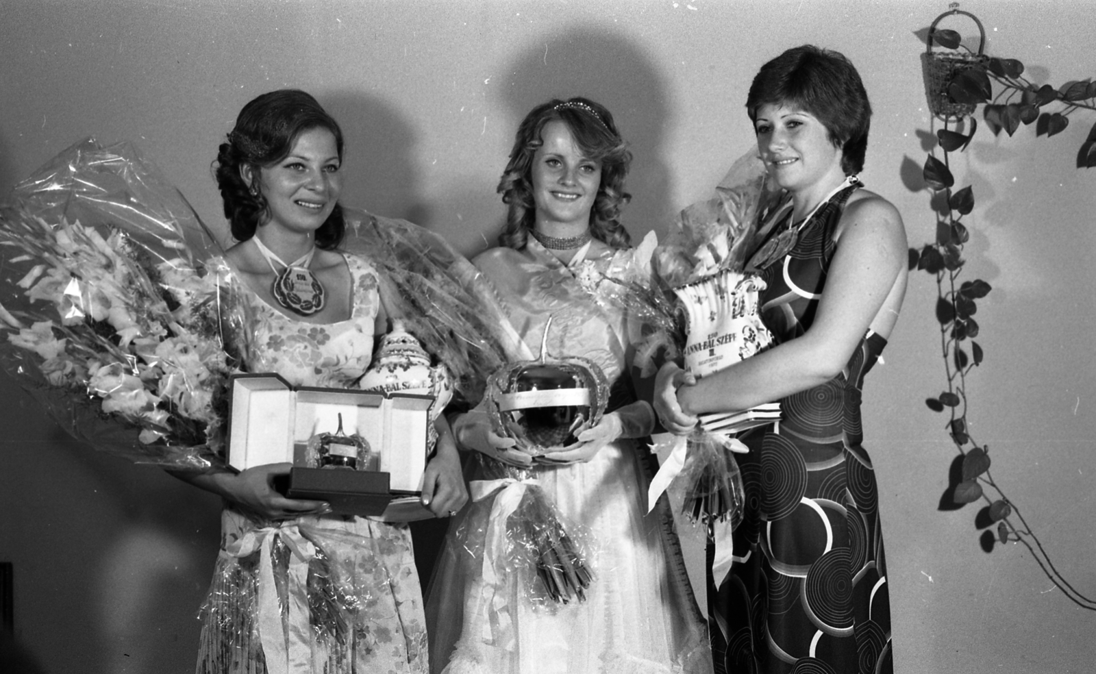 Hungary, Balatonfüred, Gyógy tér, Nagyszálló (később Anna Grand Hotel). A felvétel a 150. Anna-bálon készült., 1975, Urbán Tamás, china, beauty contest, three people, Fortepan #88618