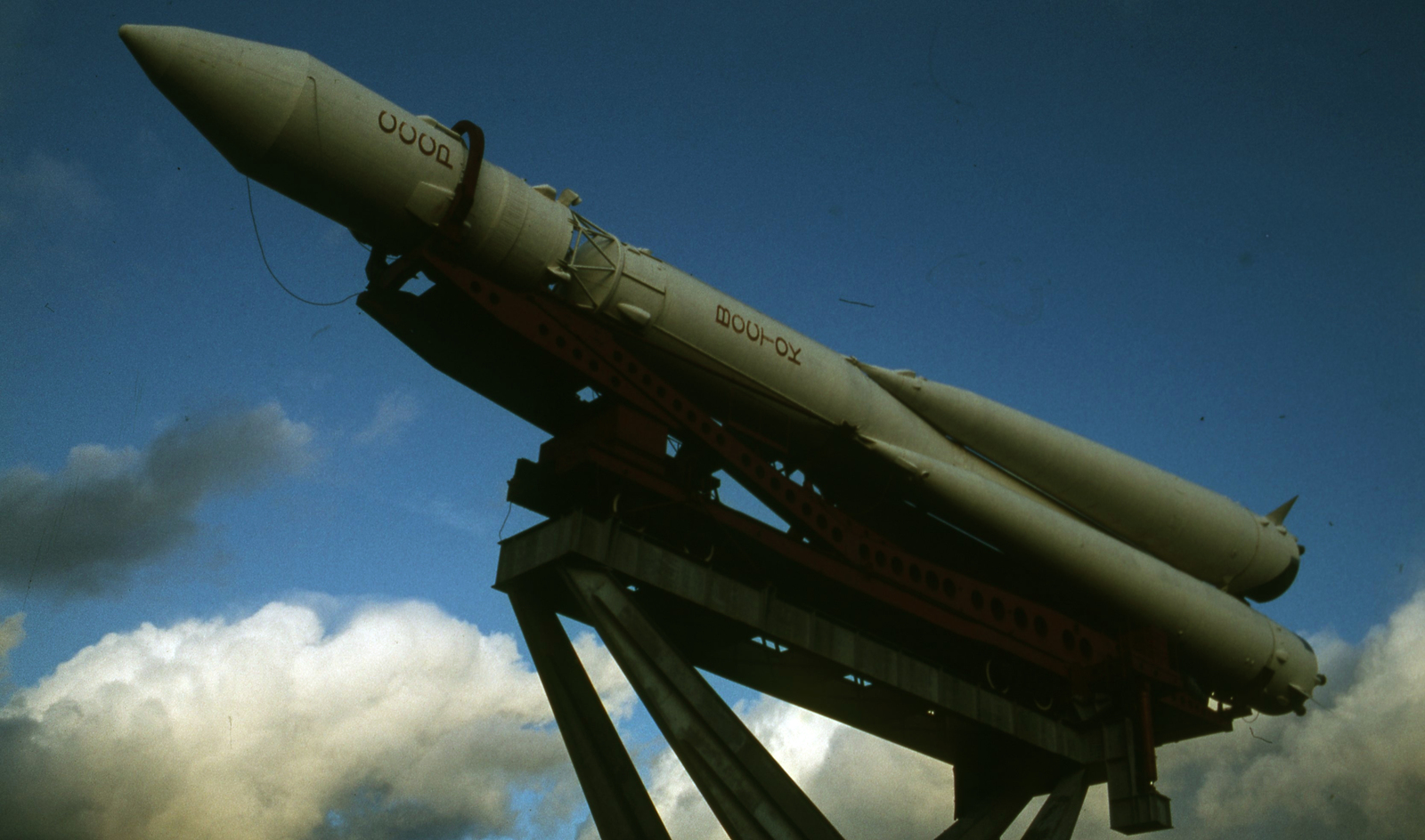 Russia, Moscow, Népgazdaság Eredményeinek Kiállítása (később Összoroszországi Kiállítási Központ). A képen Gagarin űrhajója, a Vosztok-1., 1975, Urbán Tamás, Soviet Union, colorful, rocket, spaceship, Cyrillic alphabet, Fortepan #88622