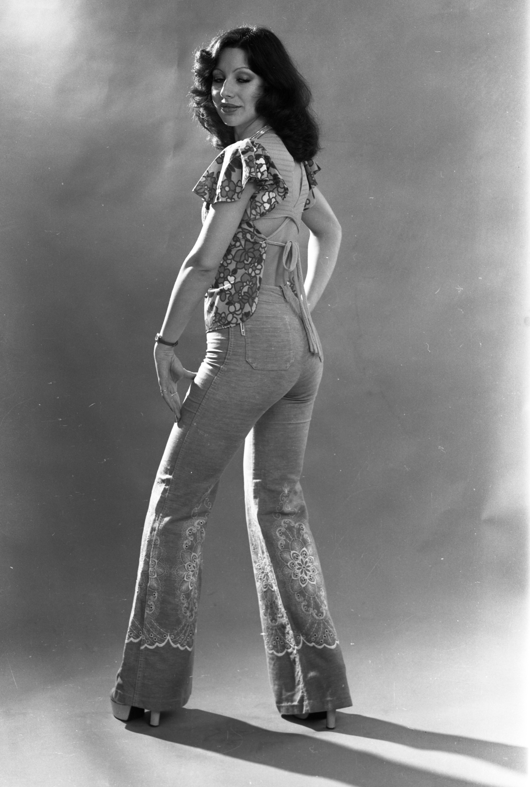 Magyarország, Szűcs Judit énekesnő., 1976, Urbán Tamás, portré, híres ember, divat, beat-korszak, trapéznadrág, énekes, divatfotózás, Fortepan #88657