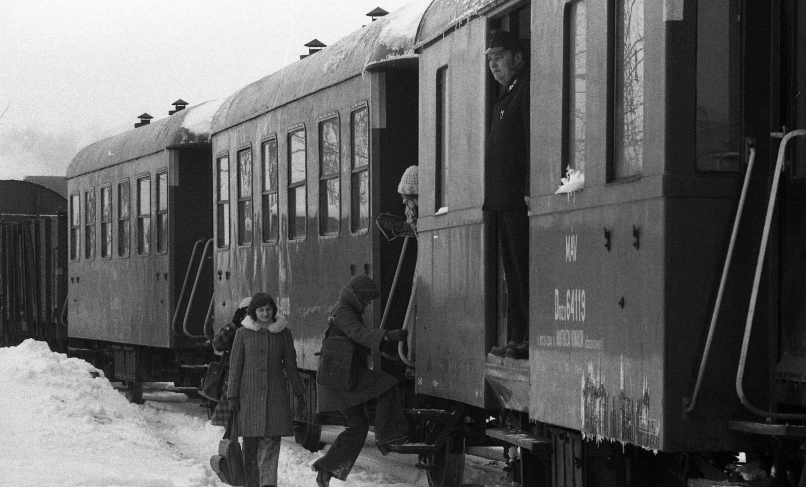Magyarország, Cegléd, a környékbeli tanyavilágból bejáró tanulók a Cegléd-Hantháza vasútvonalon., 1976, Urbán Tamás, MÁV, vasút, vagon, Fortepan #88661