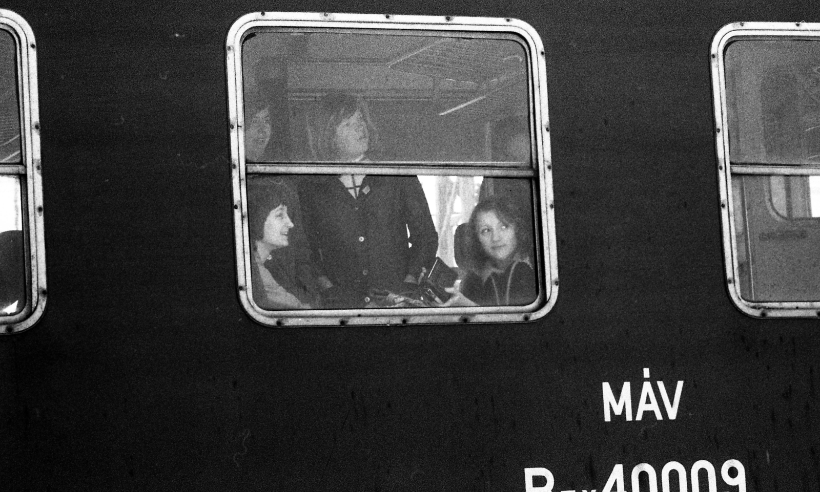 Magyarország, Cegléd, a környékbeli tanyavilágból bejáró tanulók a Cegléd-Hantháza vasútvonalon., 1976, Urbán Tamás, MÁV, vasút, strand, leselkedő, Fortepan #88662