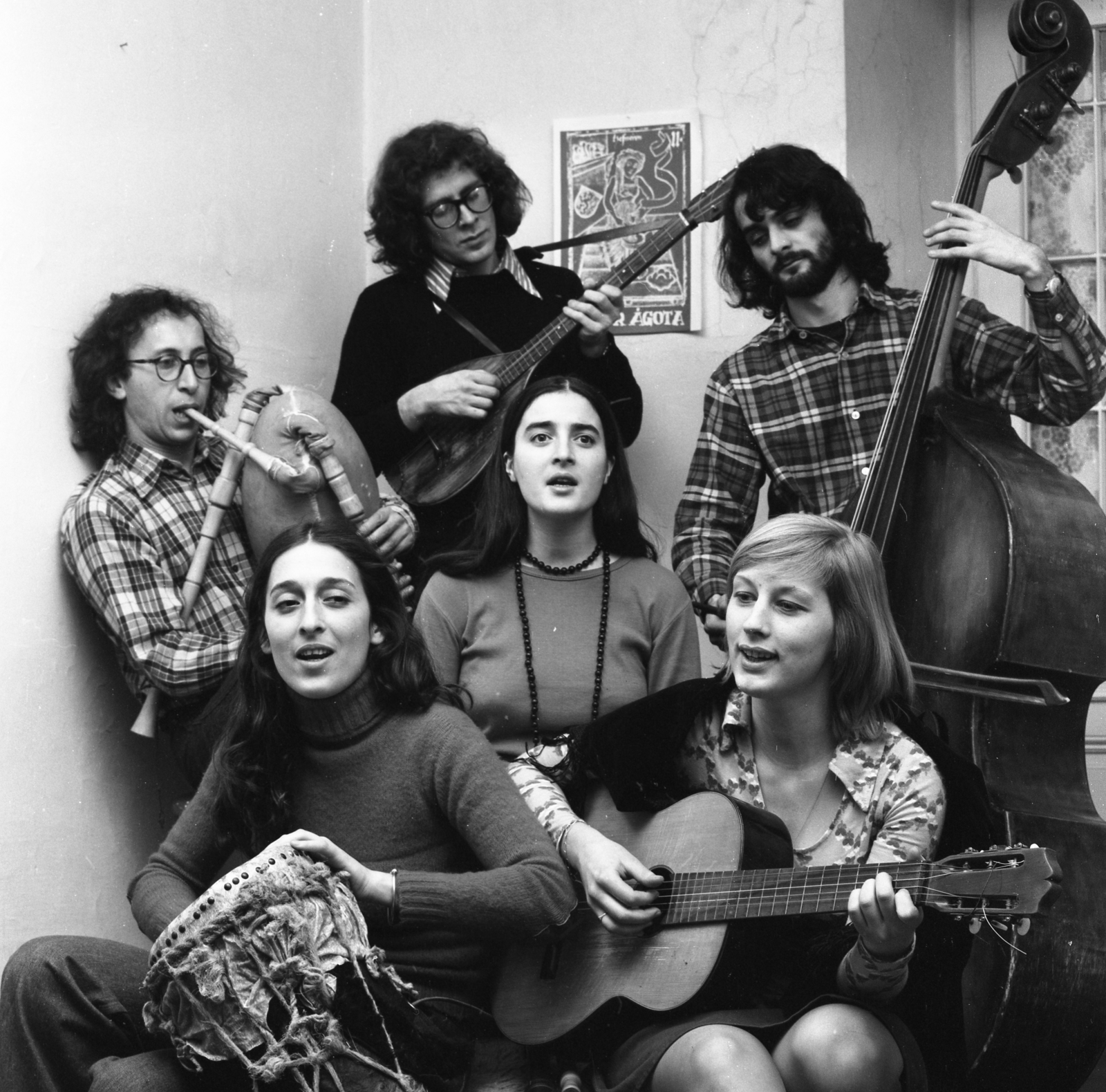 Magyarország, a Kolinda együttes tagjai, előtérben: Zsigmondi Ágnes, Kamondy Ágnes, Kováts Dóra, háttérben: Lantos Iván, Dabasi Péter, Balázs János., 1976, Urbán Tamás, hangszer, gitár, Fortepan #88663