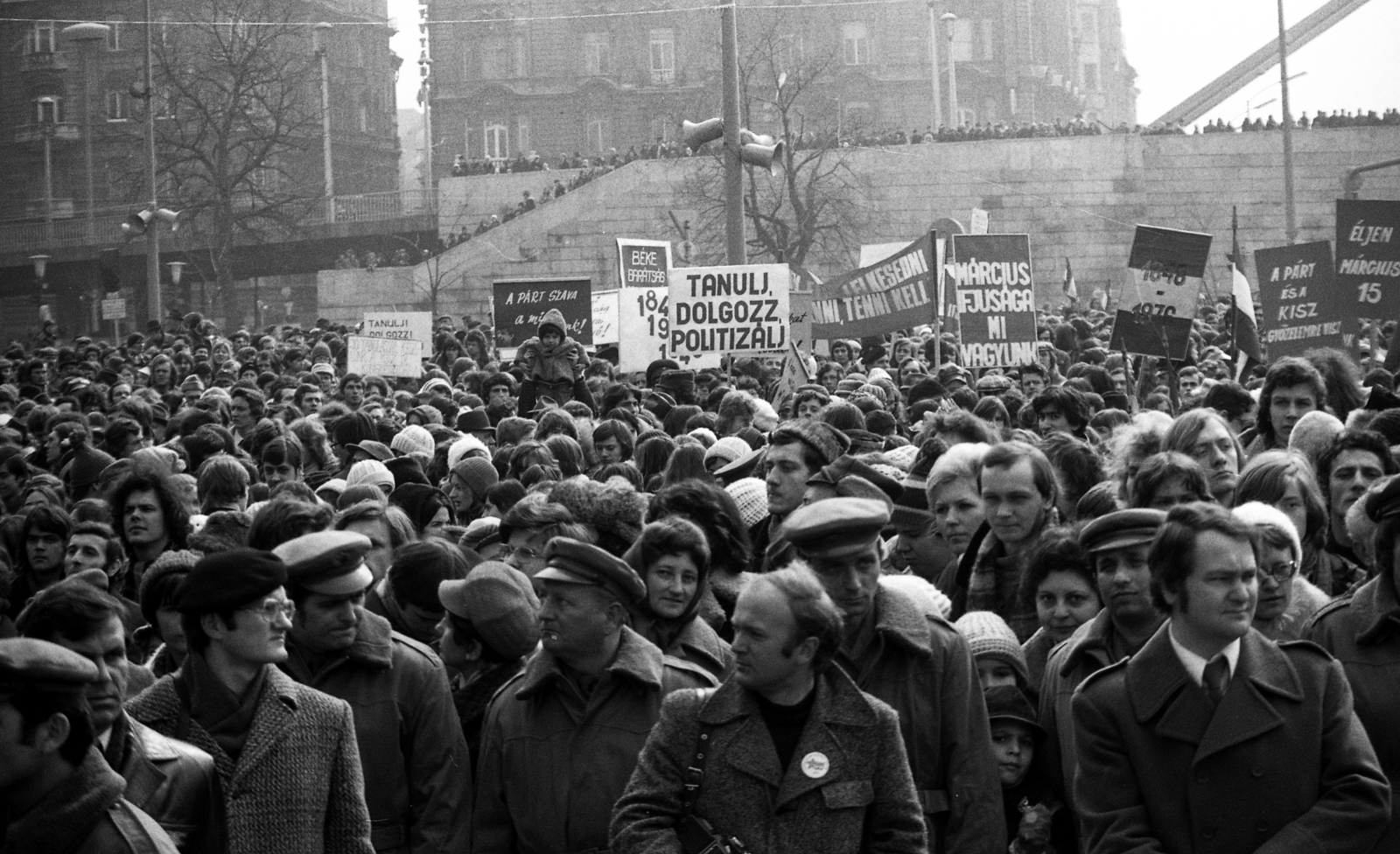 Magyarország, Budapest V., Március 15. tér, szemben az Erzsébet híd felhajtója. Március 15-i ünnepség., 1976, Urbán Tamás, felirat, munkásőr, Budapest, Fortepan #88679