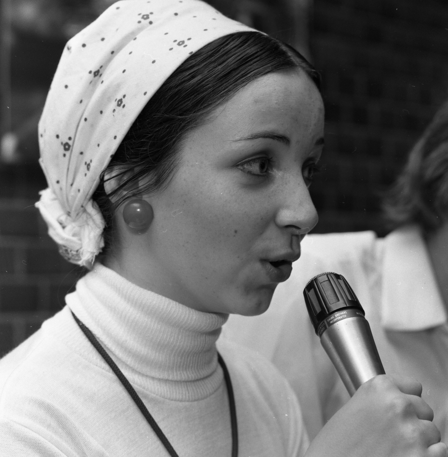 Hungary, Budapest XIV., Kassák Klub, a Sebő-együttes táncháza, Sebestyén Márta., 1976, Urbán Tamás, microphone, headscarf, Budapest, Fortepan #88684