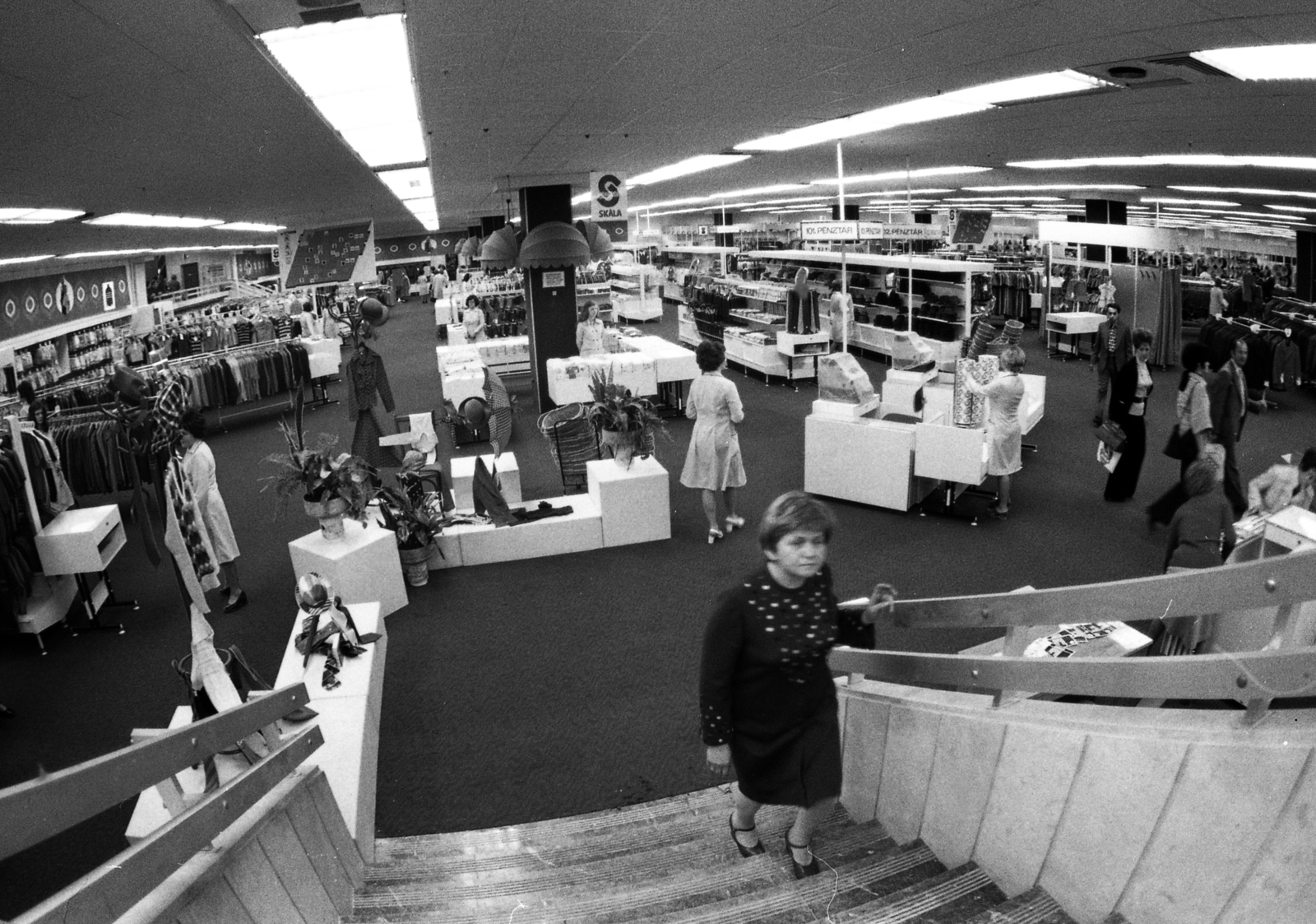 Magyarország, Budapest XI., Október huszonharmadika (Schönherz Zoltán) utca, Skála Budapest Szövetkezeti Nagyáruház, a felvétel a megnyitáskor készült., 1976, Urbán Tamás, Budapest, Skála áruház, Fortepan #88693