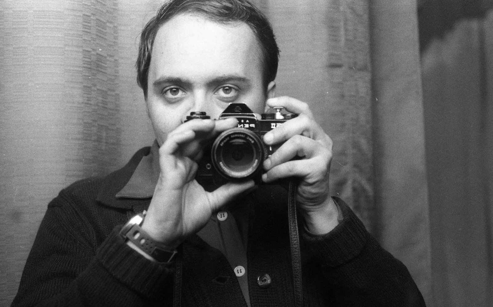 Magyarország, Urbán Tamás fotóriporter., 1976, Urbán Tamás, tükörkép, fényképezőgép, fotózás, selfie, Pentax-márka, Fortepan #88713