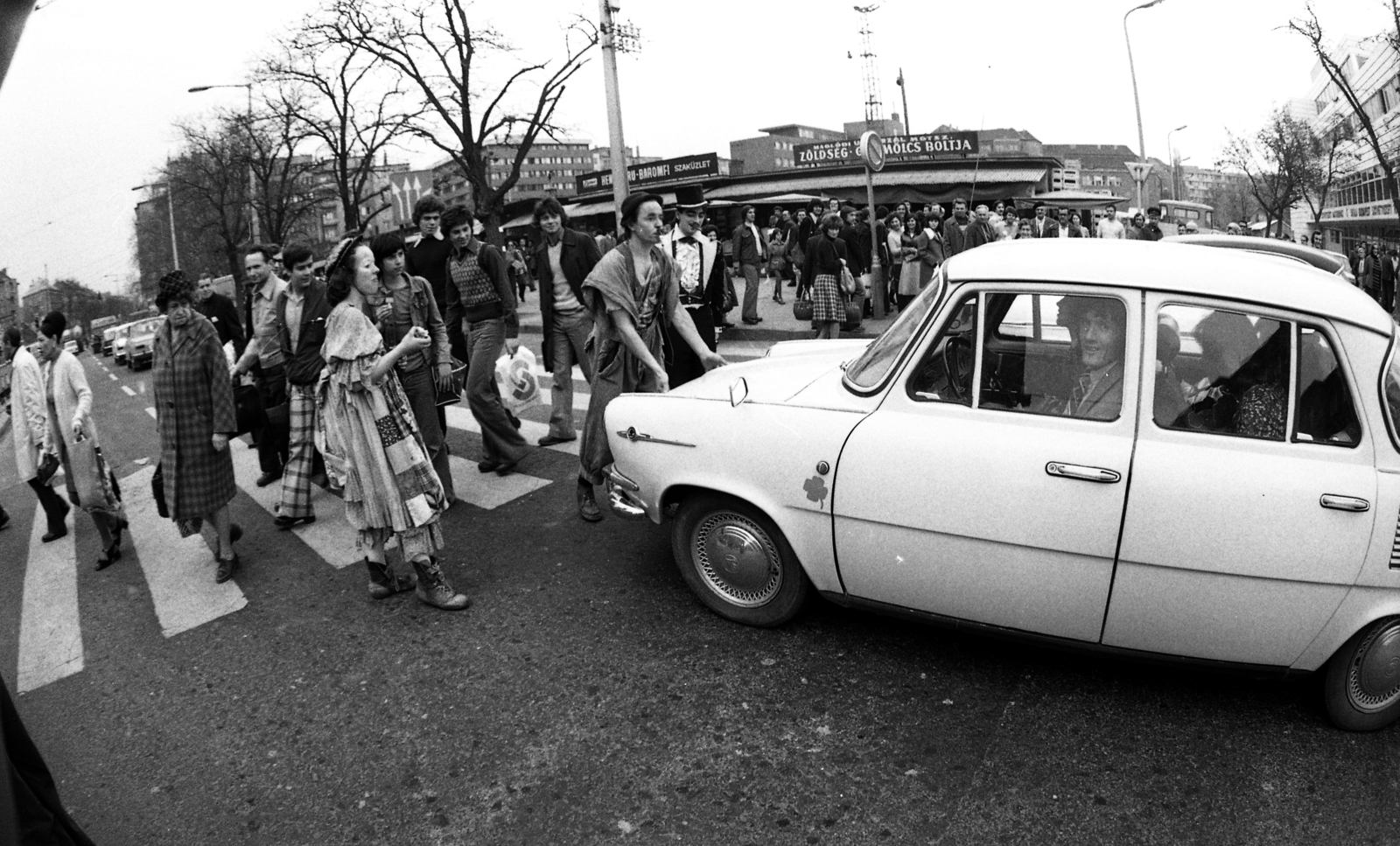 Hungary, Budapest XI., Október huszonharmadika (Schönherz Zoltán) utca a Fehérvári úti piac előtt. Előtérben Rodrigue „Chocolat” Tremblay és Sonia „Chatouille” Côté kanadai bohócok., 1976, Urbán Tamás, Skoda-brand, automobile, Budapest, plastic bag, Fortepan #88719