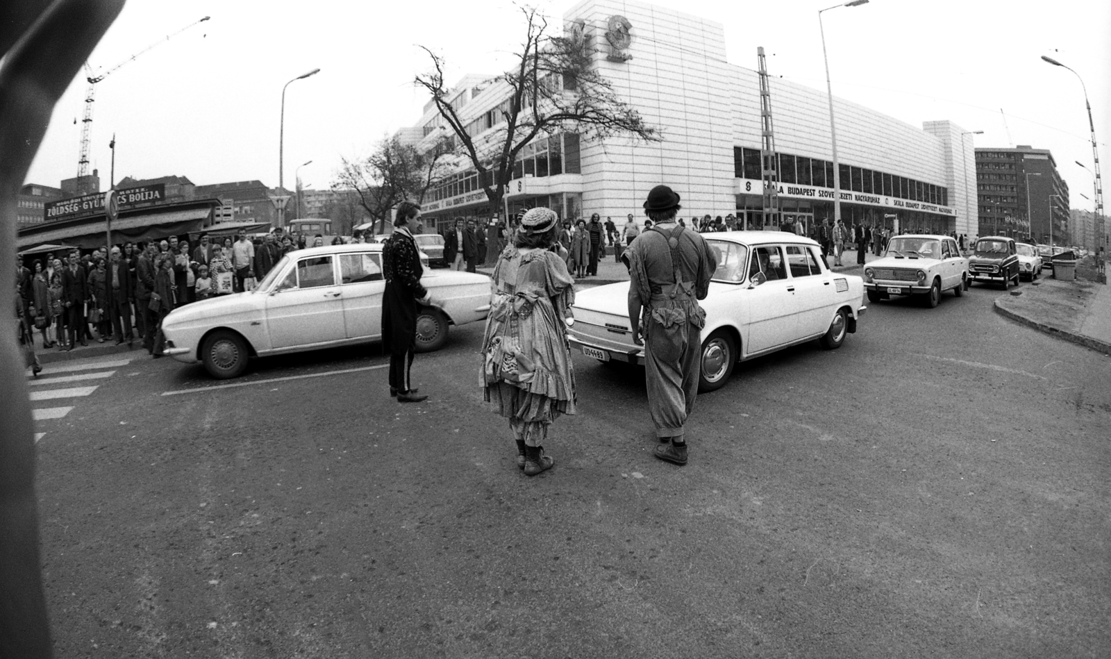 Magyarország, Budapest XI., Október huszonharmadika (Schönherz Zoltán) utca, Skála Budapest Szövetkezeti Nagyáruház. Előtérben Guy „Bezom” Caron, Sonia „Chatouille” Côté és Rodrigue „Chocolat” Tremblay kanadai bohócok., 1976, Urbán Tamás, Skoda-márka, Renault-márka, Lada-márka, automobil, Renault 4, Budapest, Skála áruház, Fortepan #88720