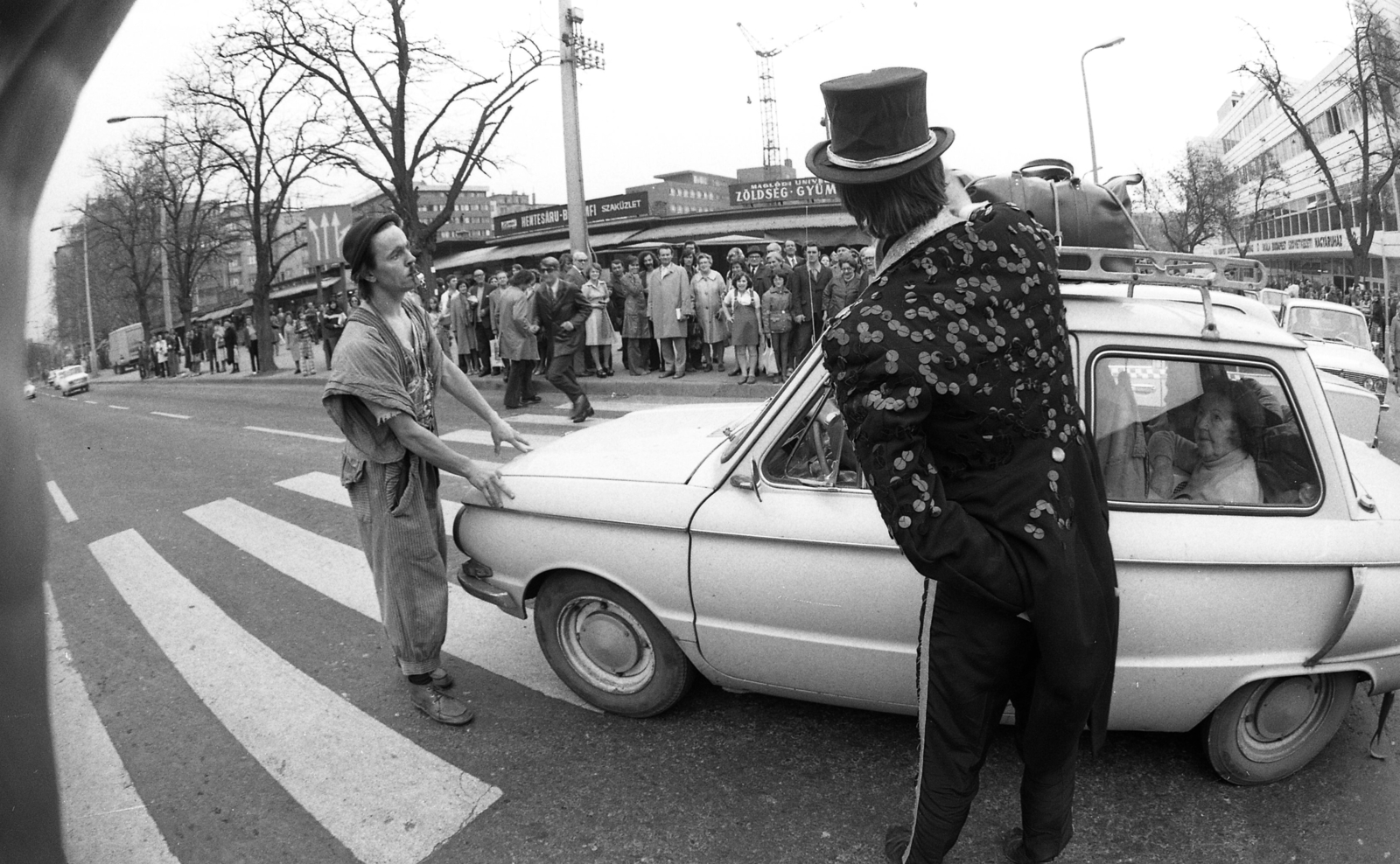 Magyarország, Budapest XI., Október huszonharmadika (Schönherz Zoltán) utca a Fehérvári úti piac előtt. Rodrigue „Chocolat” Tremblay és Guy „Bezom” Caron kanadai bohócok., 1976, Urbán Tamás, Budapest, Fortepan #88723