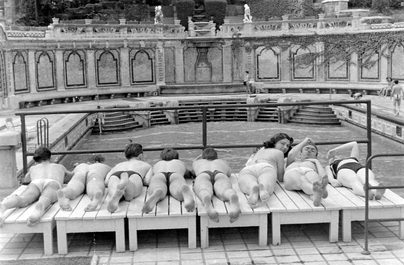 Hungary, Budapest XI., Gellért Gyógyfürdő., 1953, Fortepan, beach, bathing, Secession, sunbathe, deck chair, Budapest, Bath house, Art Nouveau architecture, Fortepan #8873