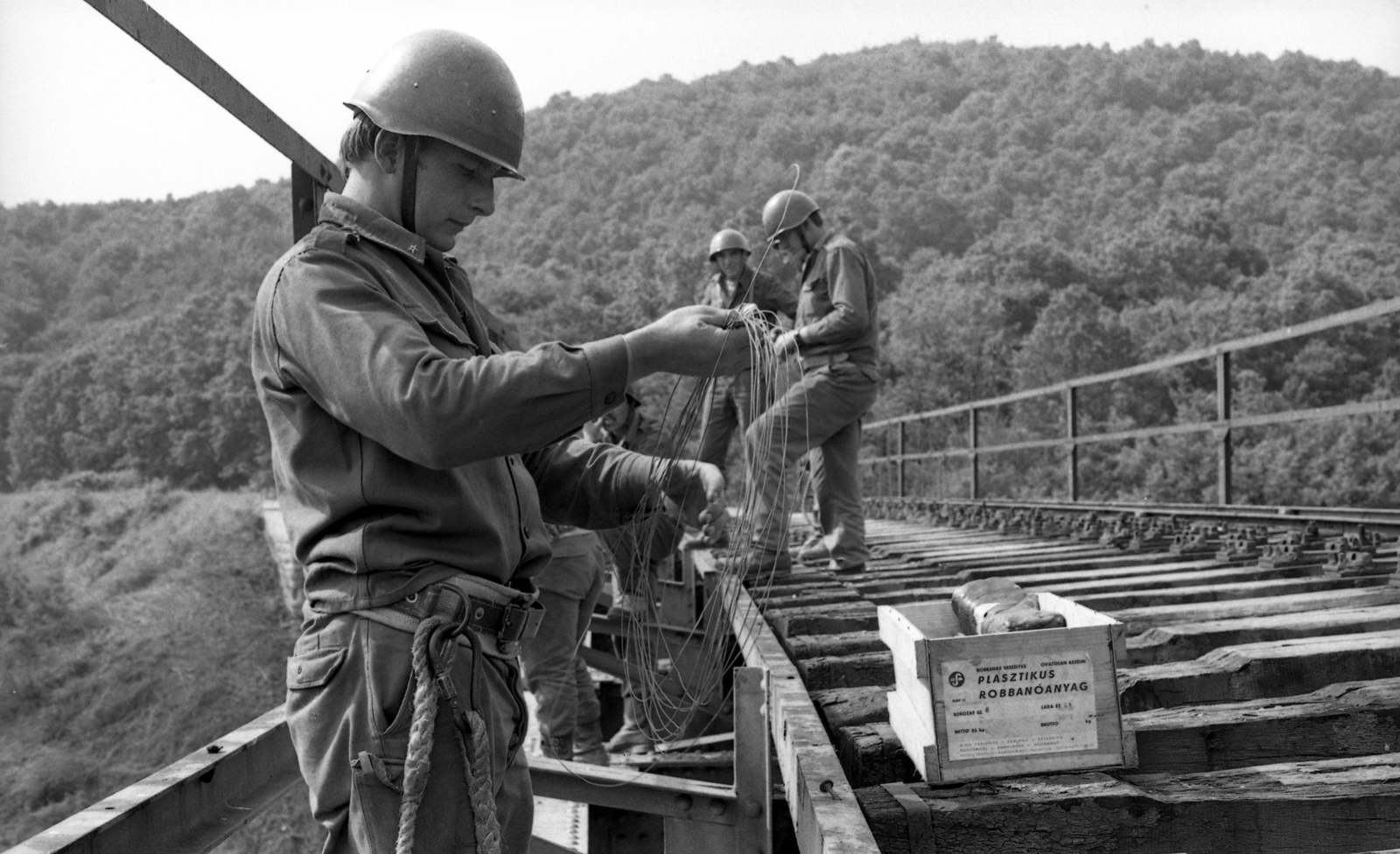 Magyarország, Husztót, a vasúti viadukt bontása robbantással., 1976, Urbán Tamás, talpfa, robbanóanyag, Fortepan #88736