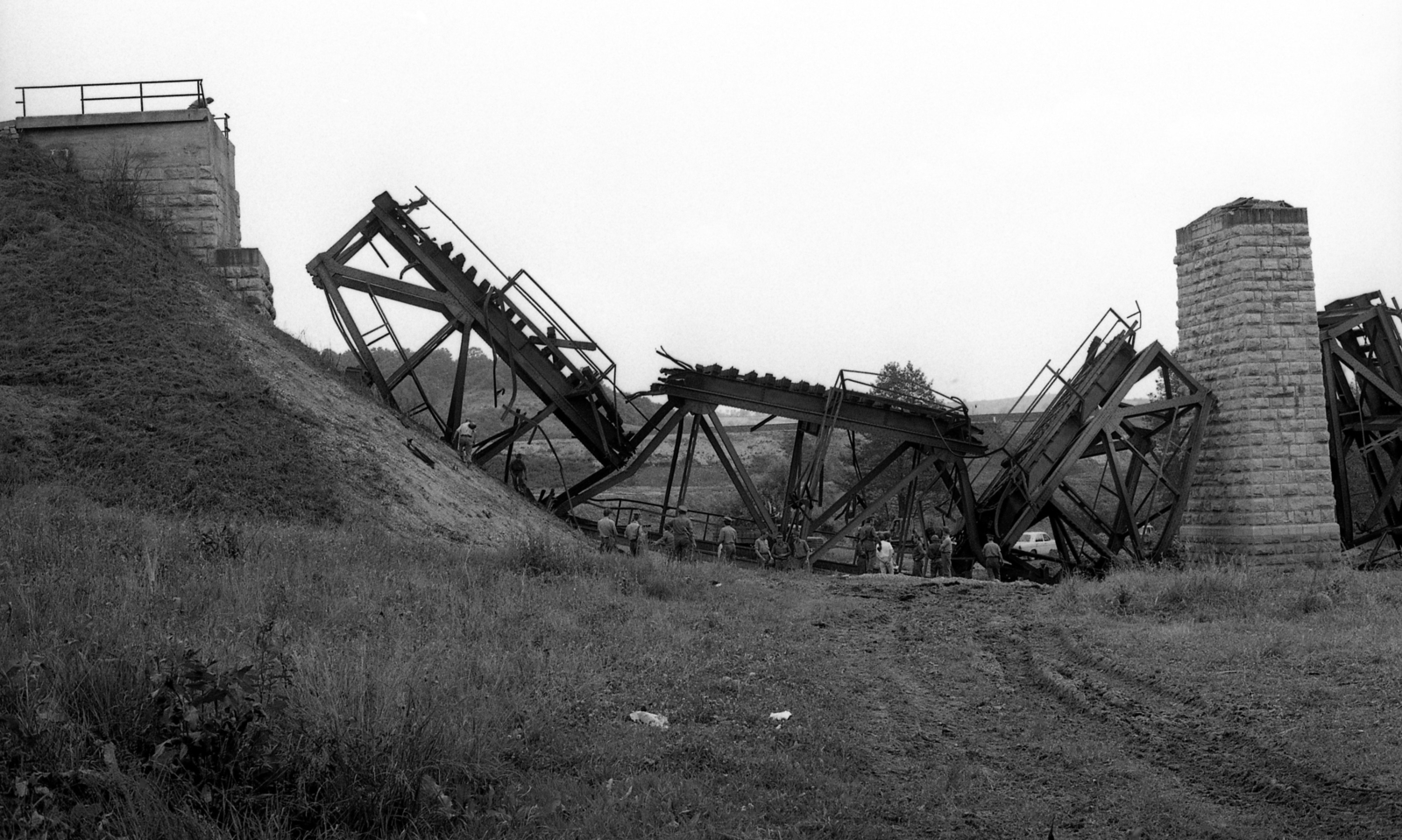 Hungary, Husztót, a vasúti viadukt bontása robbantással., 1976, Urbán Tamás, Fortepan #88737