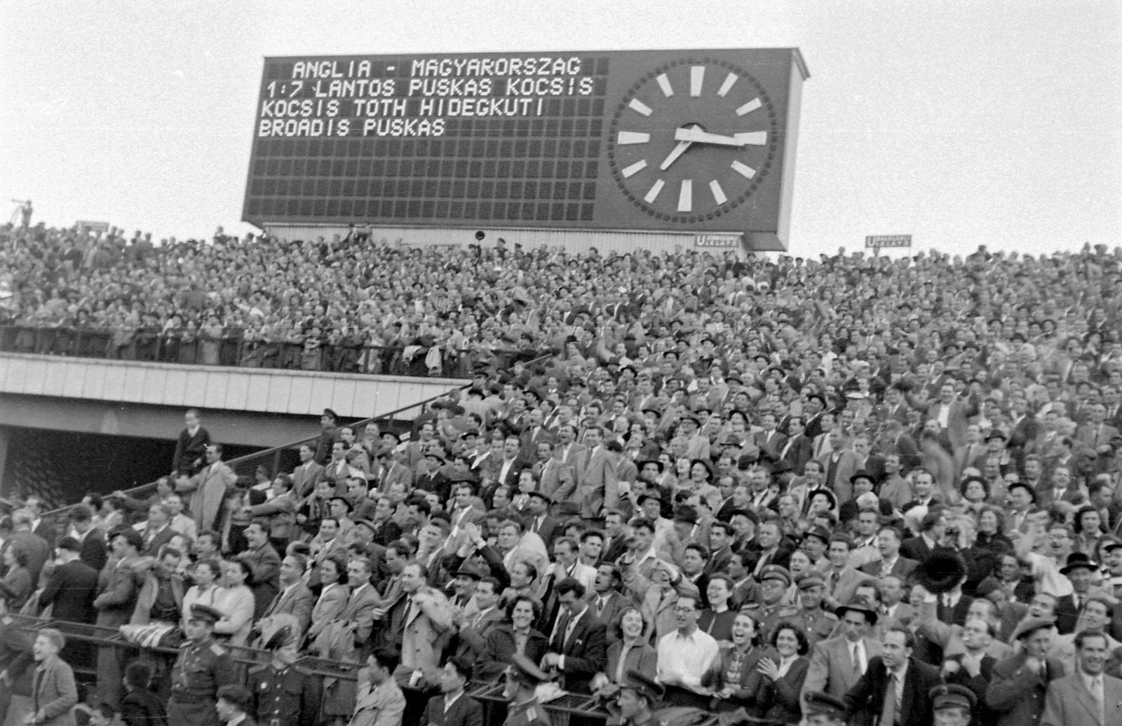 Hungary, Népstadion, Budapest XIV., Magyarország - Anglia (7:1) válogatott labdarúgó-mérkőzés 1954. május 23-án., 1954, Magyar Rendőr, watch, stadium, scoreboard, Budapest, Fortepan #8874